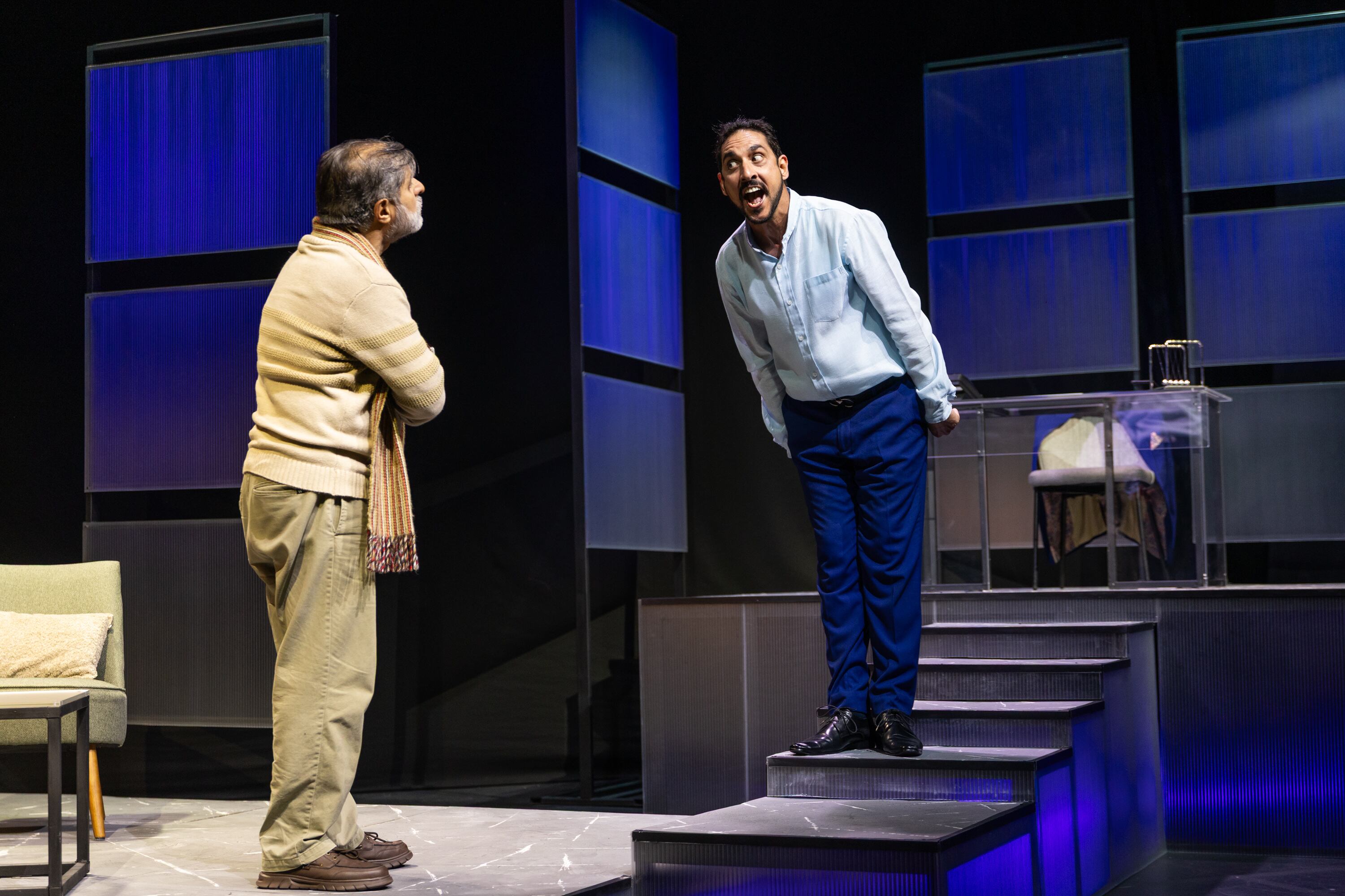 El personaje de esta obra acaba de ser electo presidente de la República y se enfila a dar su primer discurso, ¡el momento más importante de su carrera! Empieza a recitar las palabras que tantas veces repitió frente al espejo pero, de pronto, un intrusivo tic nervioso le hace imposible seguir hablando, una intensa picazón en la nariz explota solamente cuando pronuncia su deseada alocución. ¿Y ahora?