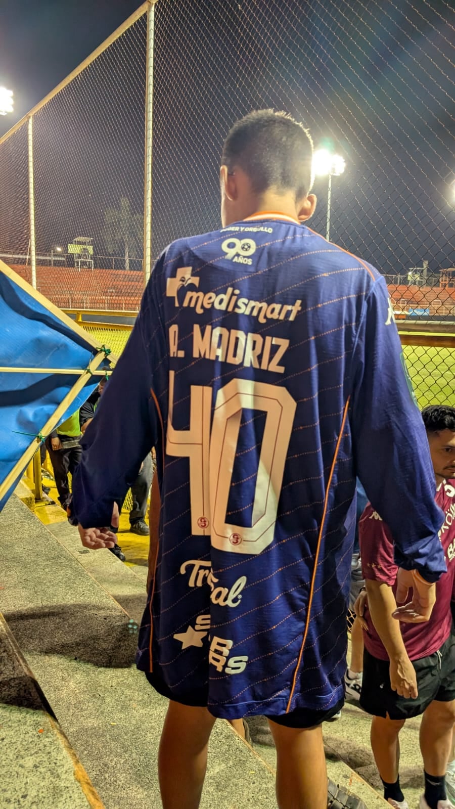 Dereck Granados con la camiseta de Abraham Madriz