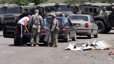 Soldados de EE. UU. al servicio de la OTAN realizaron ayer controles fronterizos en Kósovo. | AP