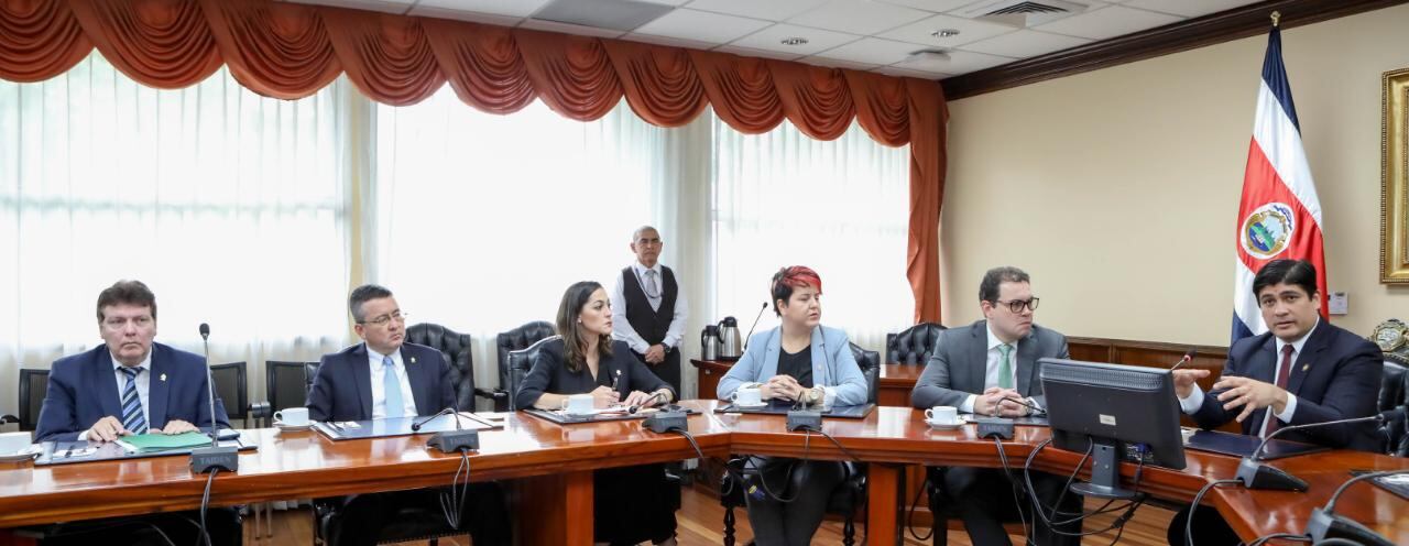 El presidente de la República, Carlos Alvarado, se reunió este martes con los jefes de fracción para presentarles el plan del Gobierno para dar préstamos blandos a personas sobreendeudadas.