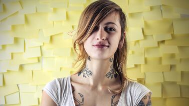 ¿Tatuajes y ‘piercings’ en la escuela? No: allí formamos personas, no personajes