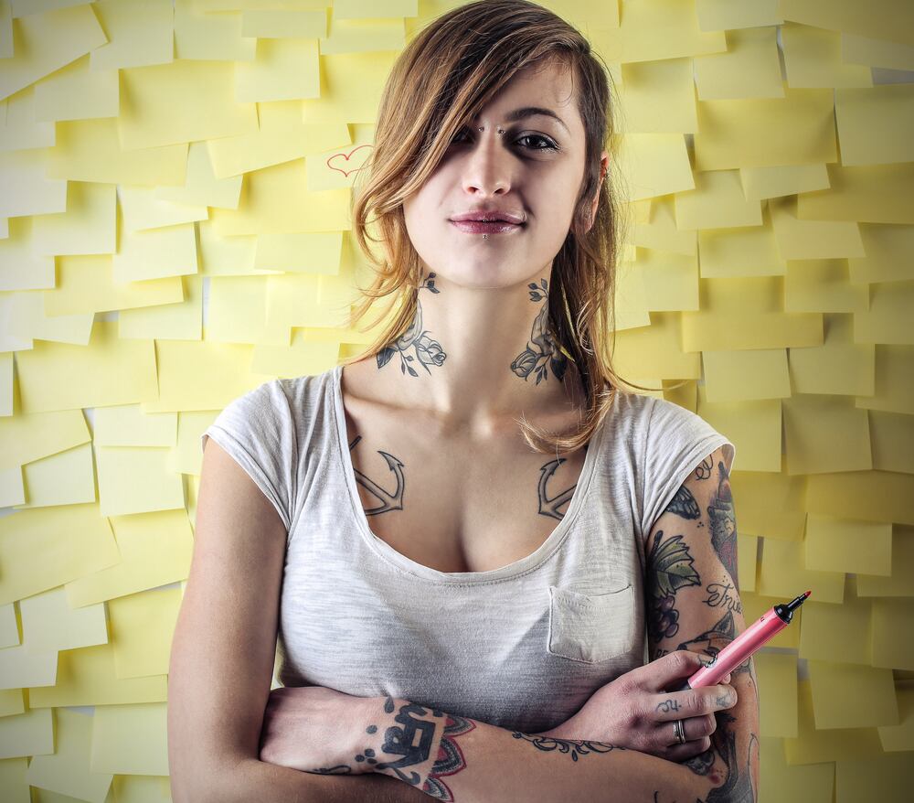 Estudiante con tatuajes y piercings