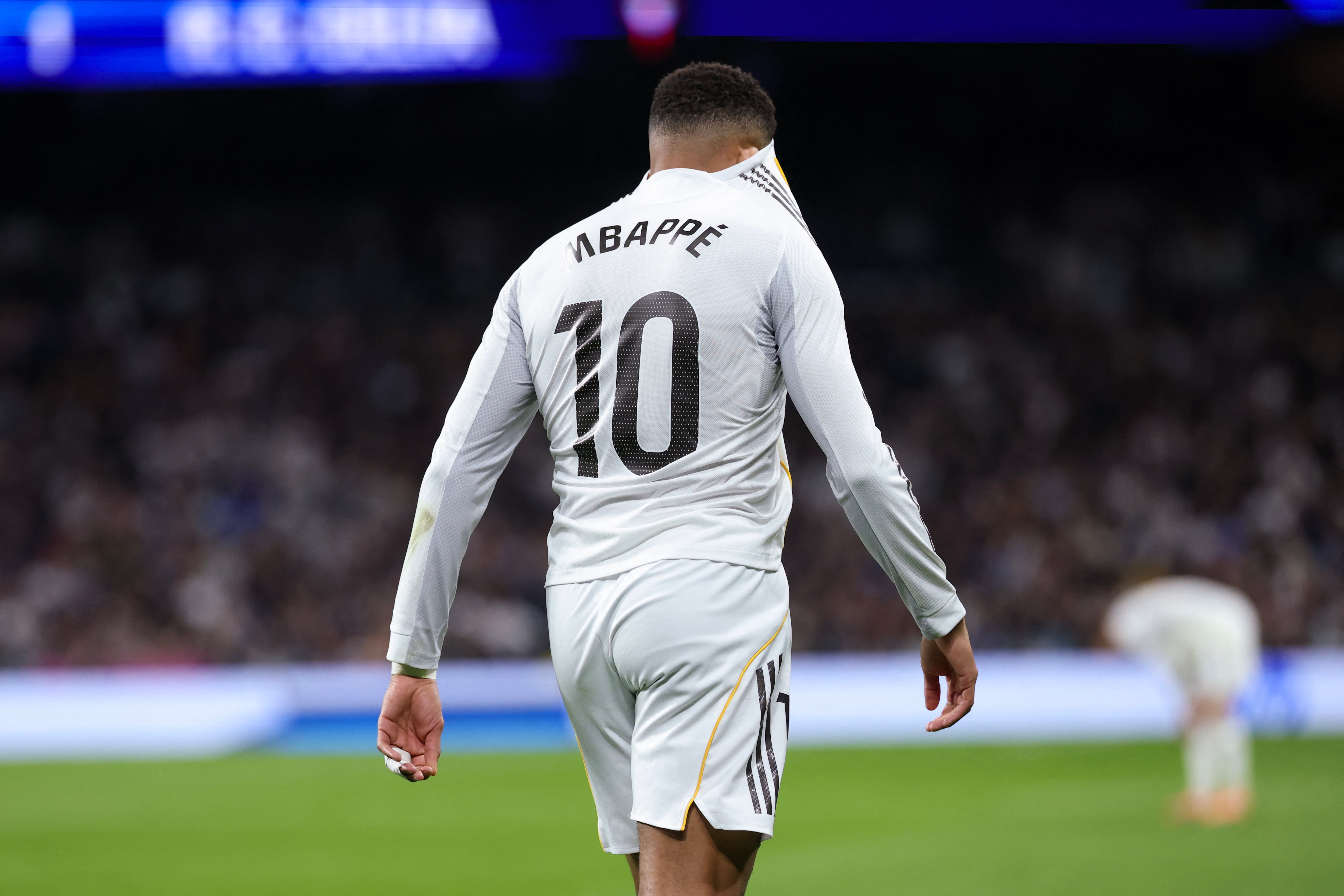 El delantero francés del Real Madrid Kylian Mbappé reacciona tras la derrota del Real Madrid ante el Celta de Vigo en el estadio Santiago Bernabéu.