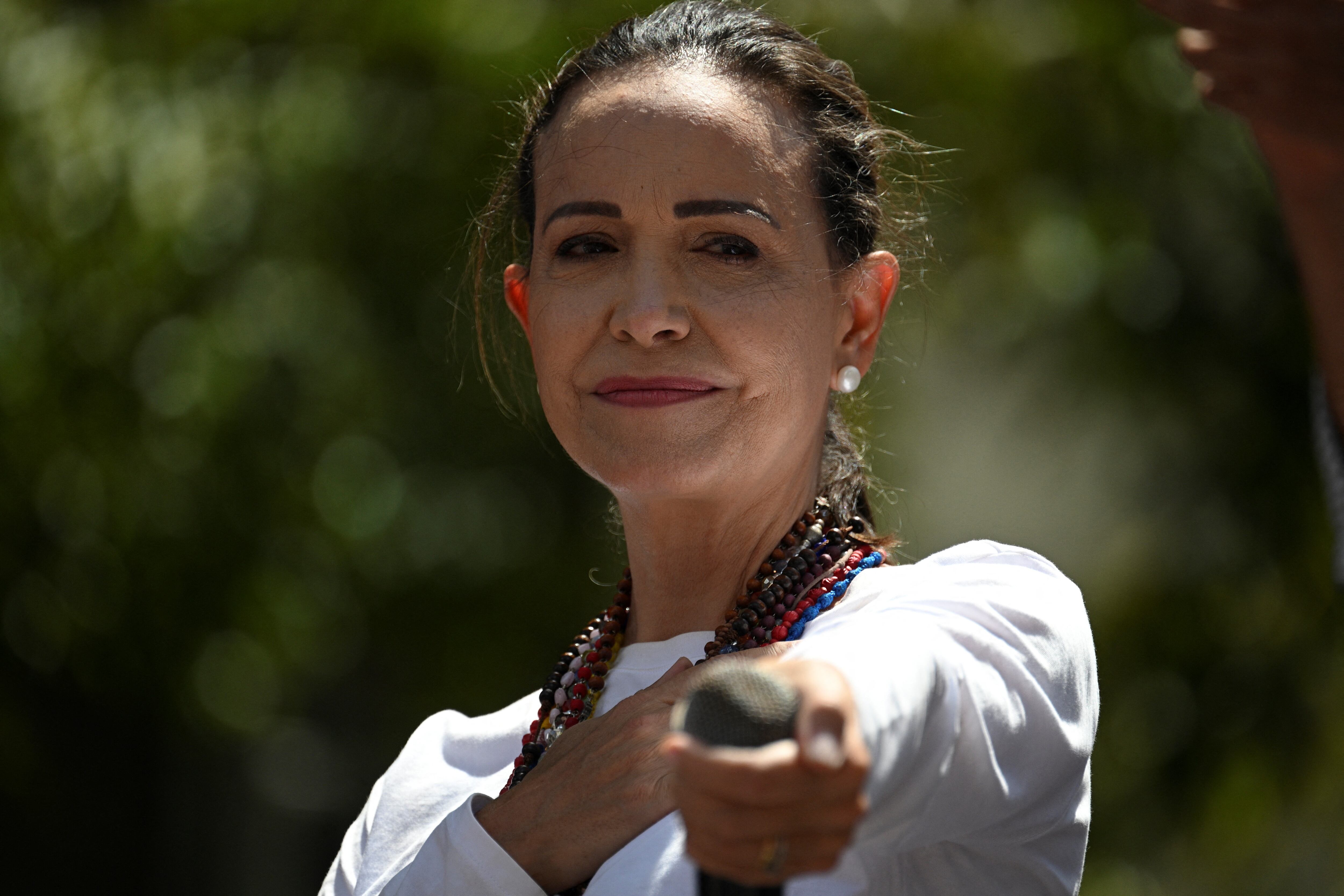 La líder opositora venezolana, María Corina Machado, hace un gesto durante una manifestación de protesta por los resultados de las elecciones presidenciales, en Caracas, el 3 de agosto de 2024. Fotografía: