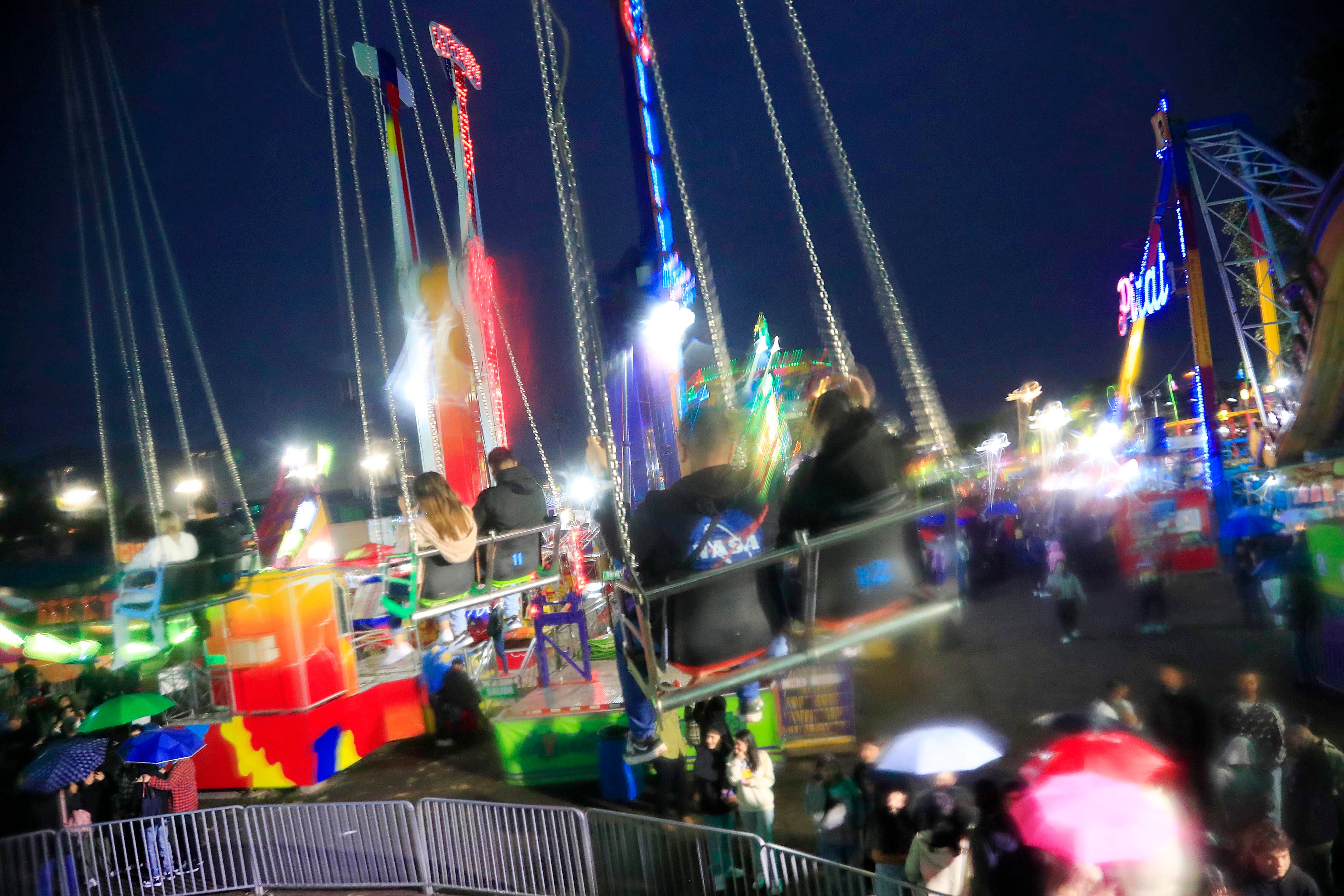 29/12/2023 Zapote. Pese a la lluvia y el frío, decenas de familias, niños, jóvenes y adultos mayores visitaron este jueves el campo ferial. Muchos, especialmente los jóvenes, disfrutaron de los juegos mecánicos. También se vio mucha presencia en los diferentes puestos de comida.