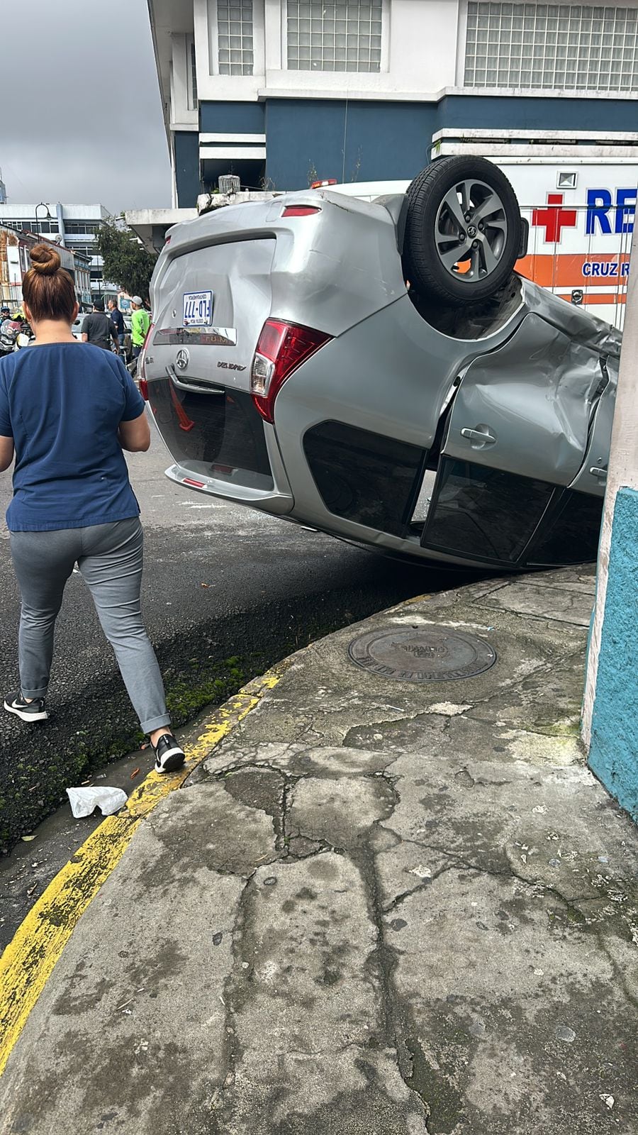 El diputado Fabricio Alvarado, junto a sus hijas, sufrieron un vuelco la mañana de este jueves 14 de noviembre en San José centro. Foto: Cortesía