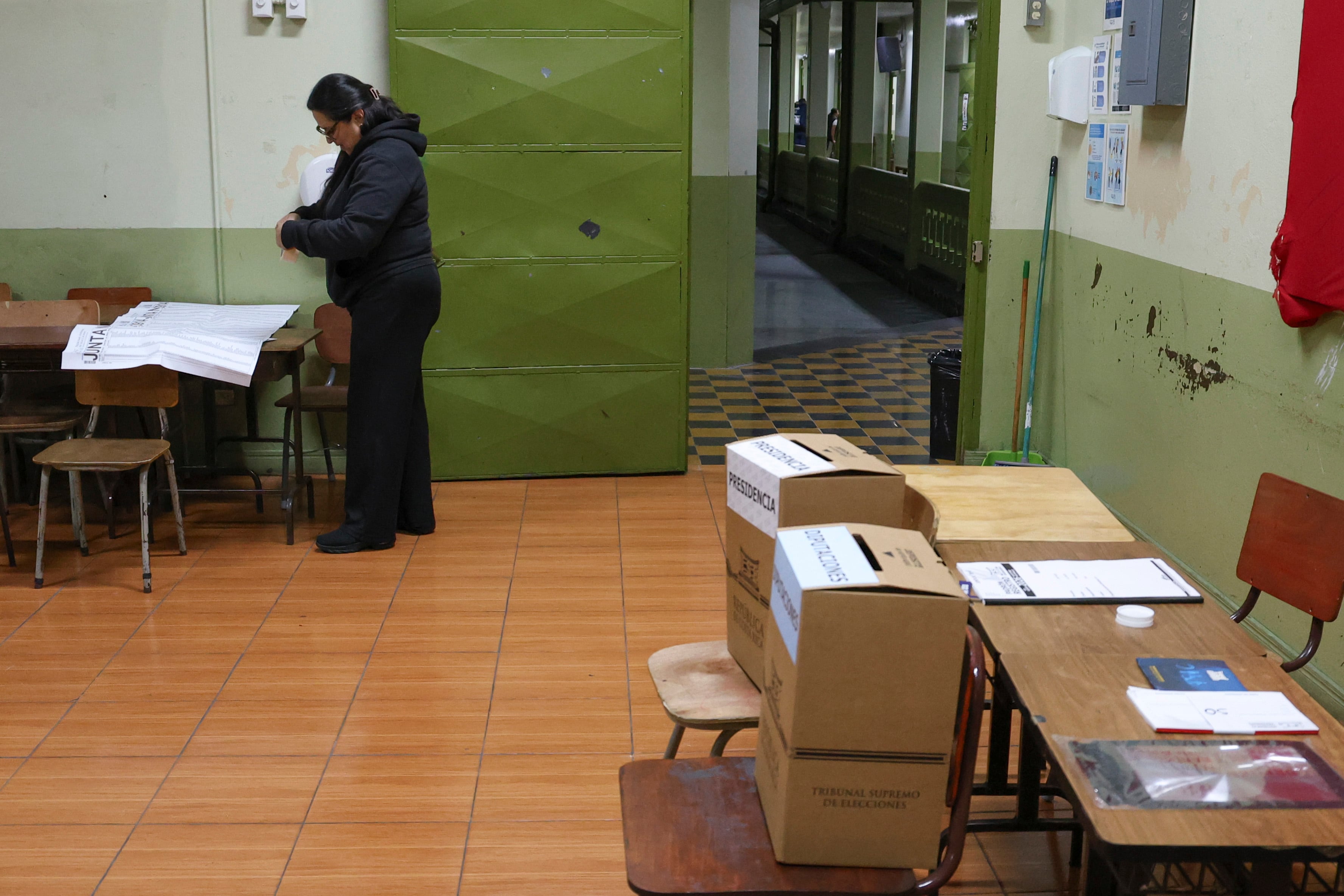 Jara Segura abrió la urna 3914 a las 6 a. m. del domingo.