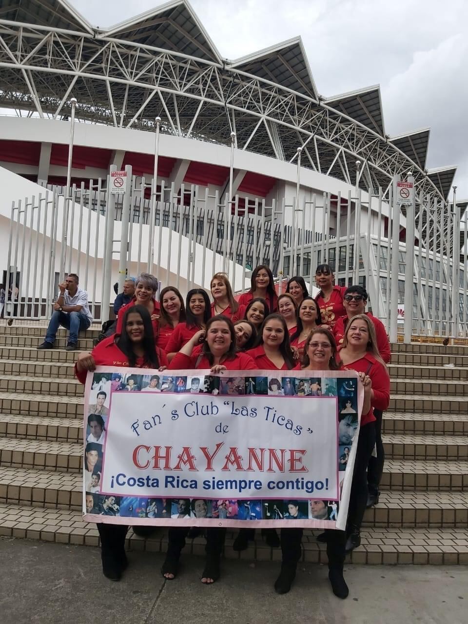 El club de fans Las Ticas de Chayanne, en concierto y posando con Chayanne.