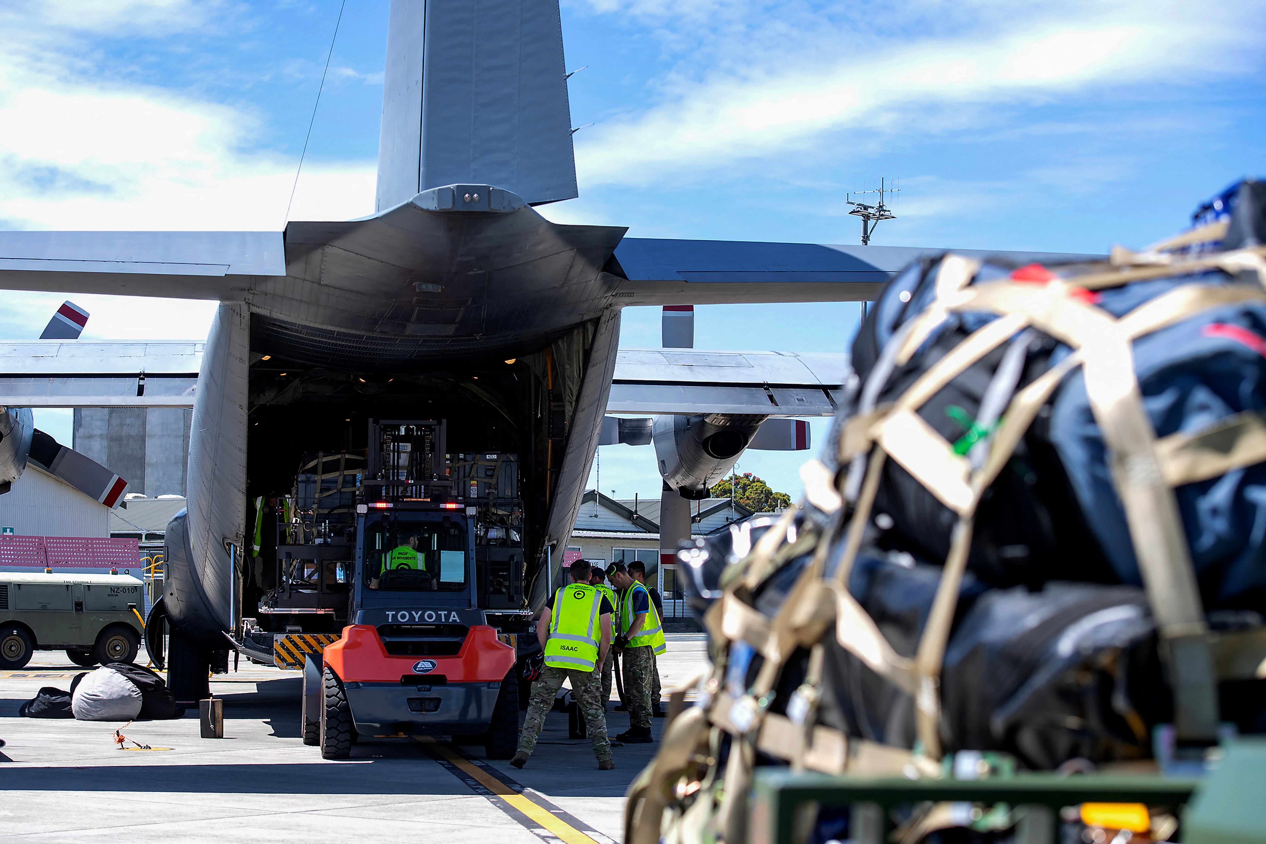 Un avión de transporte C-130H de la Real Fuerza Aérea de Nueva Zelanda que se carga con asistencia humanitaria y suministros de socorro en caso de desastre en la Base RNZAF de Auckland en Whenuapai, antes de partir hacia Vanuatu, afectada por el terremoto.