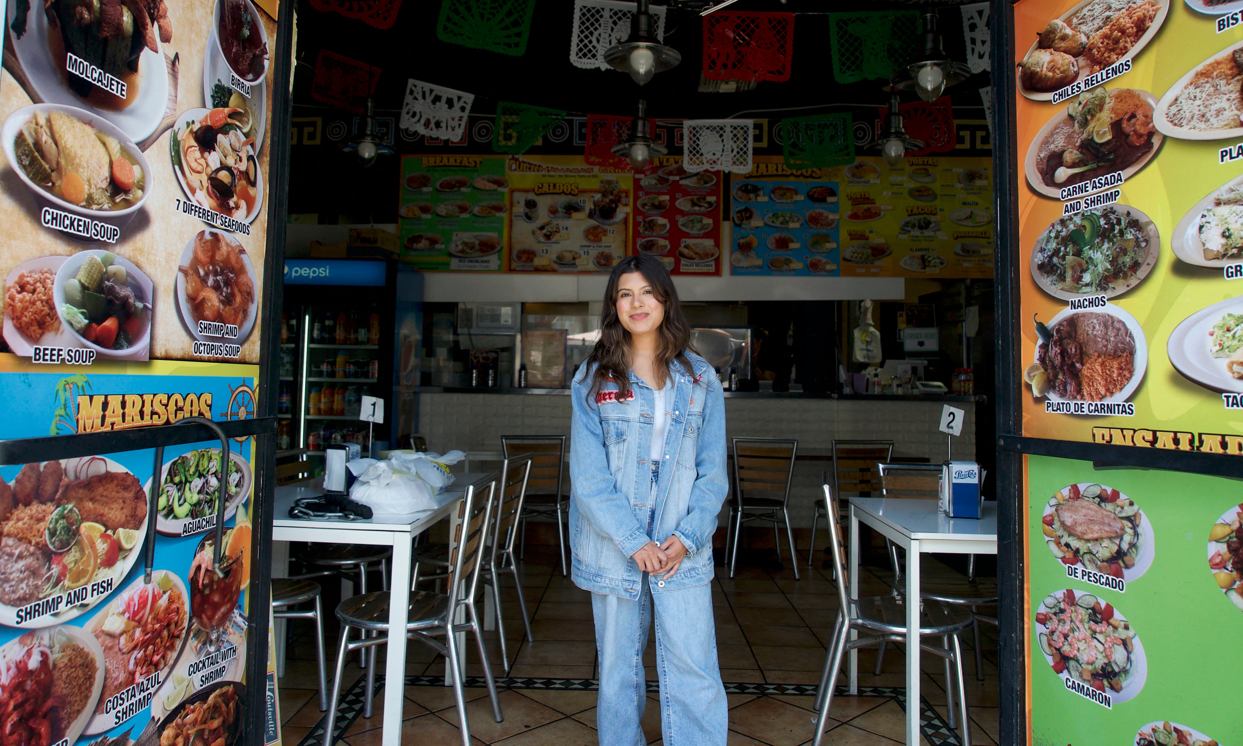 Nayomie Mendoza, propietaria de Cuernavaca's Grill, posa para un retrato en su restaurante en Los Ángeles, California, el 2 de julio de 2025. Propietarios de negocios en el Fashion District de Los Ángeles, donde abundan las tiendas administradas por inmigrantes, afirman que las redadas de la agencia de Inmigración y Control de Aduanas de Estados Unidos (ICE) dirigidas a inmigrantes indocumentados están alejando a los clientes latinos y provocando una disminución en las ventas. (Foto de Bastien INZAURRALDE / AFP)
