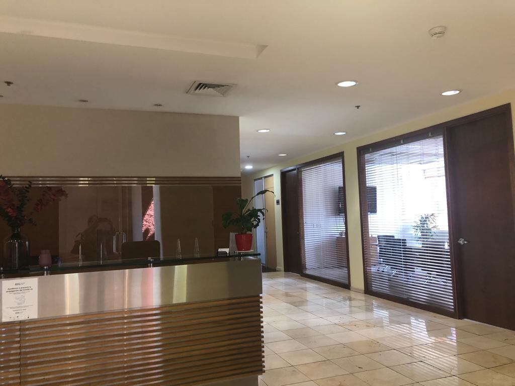 Rutas Aéreas, agencia de viajes ubicada en Plaza Roble, frente a Multiplaza de Escazú, dice que el turismo de vacunación le ha permitido una reactivación y recontratar al personal. Foto: Cortesía