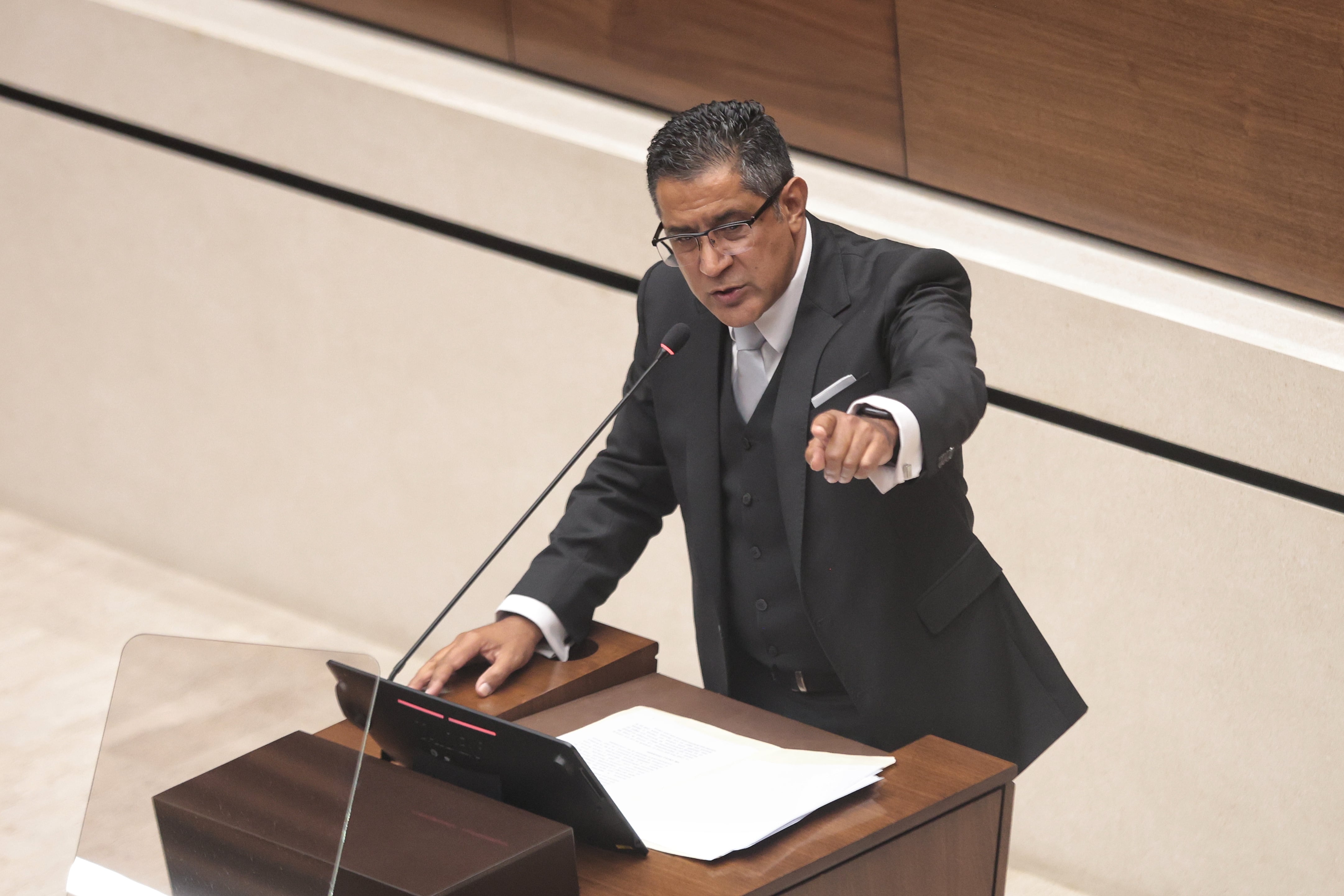 El diputado NOGUI ACOSTA jefe de fracción del PPSO durante discurso en la Asamblea Legislativa / Foto John Durán