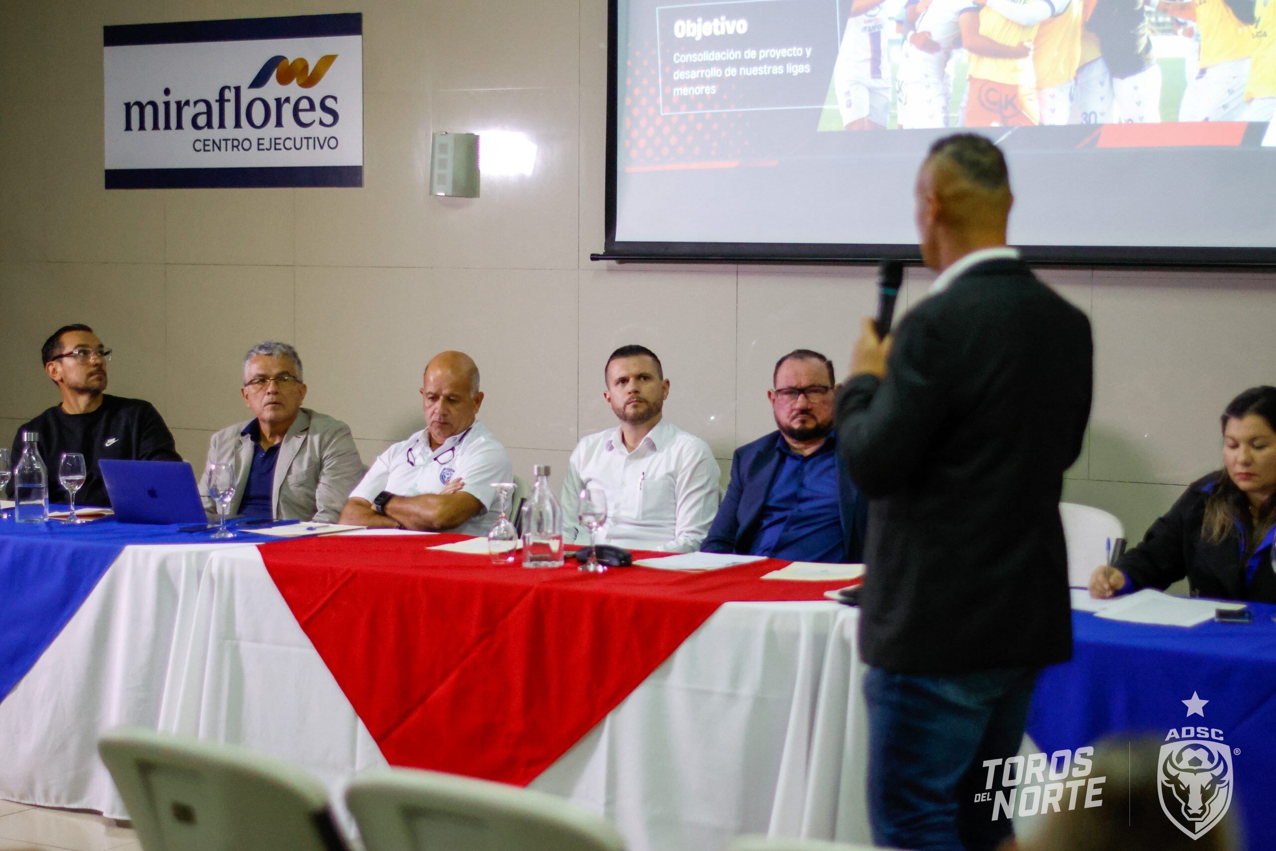 Carlos Acosta presentó el informe de presidencia de la Asociación Deportiva San Carlos, en nombre de Luis Carlos Chacón, jerarca que había presentado su renuncia.
