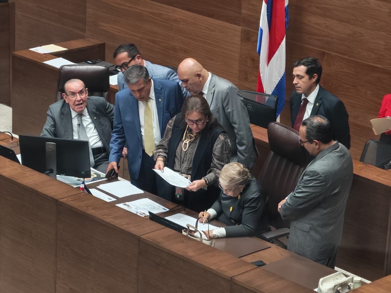 La segunda secretaria del Directorio, Gloria Navas, hace el conteo de votos para la elección de magistrados de la Sala Constitucional. Observan el jefe del PLN, Óscar Izquierdo; el del PUSC, Alejandro Pacheco, y el diputado chavista Manuel Morales. Asiste a Navas la jefa de despacho de la Presidencia, Andrea Muñoz.