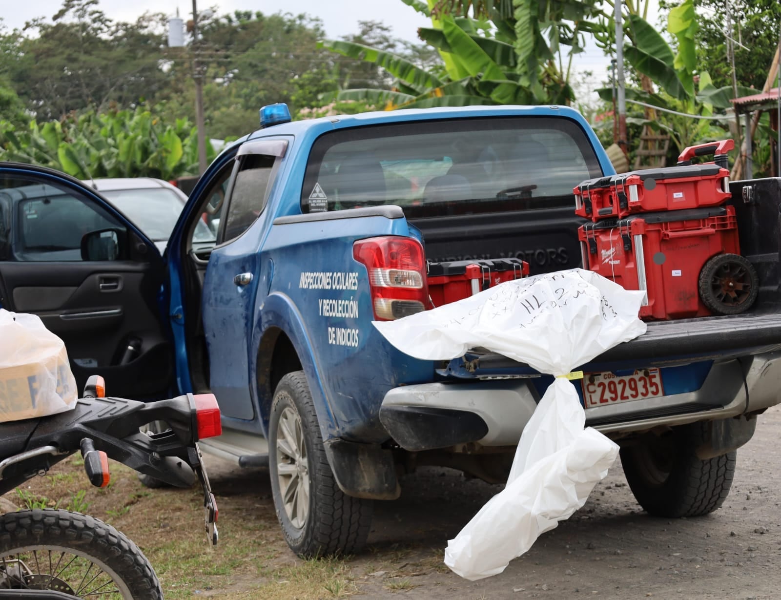 Los restos recolectados en la finca de Cariari, Pococí, fueron trasladados a la Medicatura Forense. Foto: Reiner Montero.