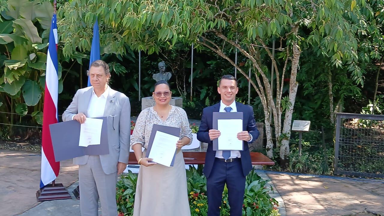 Los ministros de Ambiente y Cultura, Franz Tattenbach y Vera Beatriz Vargas (interina), junto al alcalde de San José, Diego Miranda, firmaronn una carta de intenciones para transformar el Parque Simón Bolívar en un parque natural urbano. Aún se deben realizar estudios.