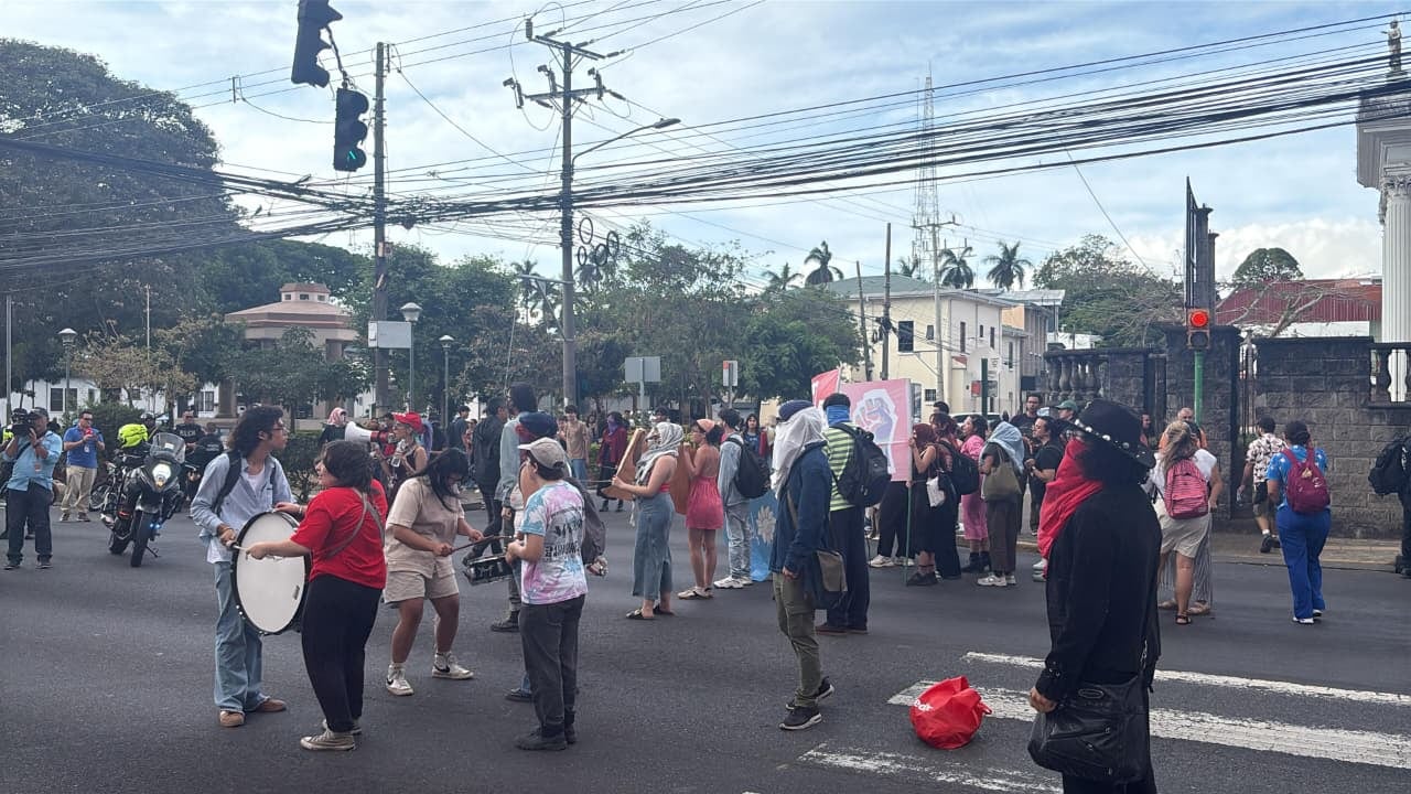 Estudiantes de la UCR frente al Oulet Mall.