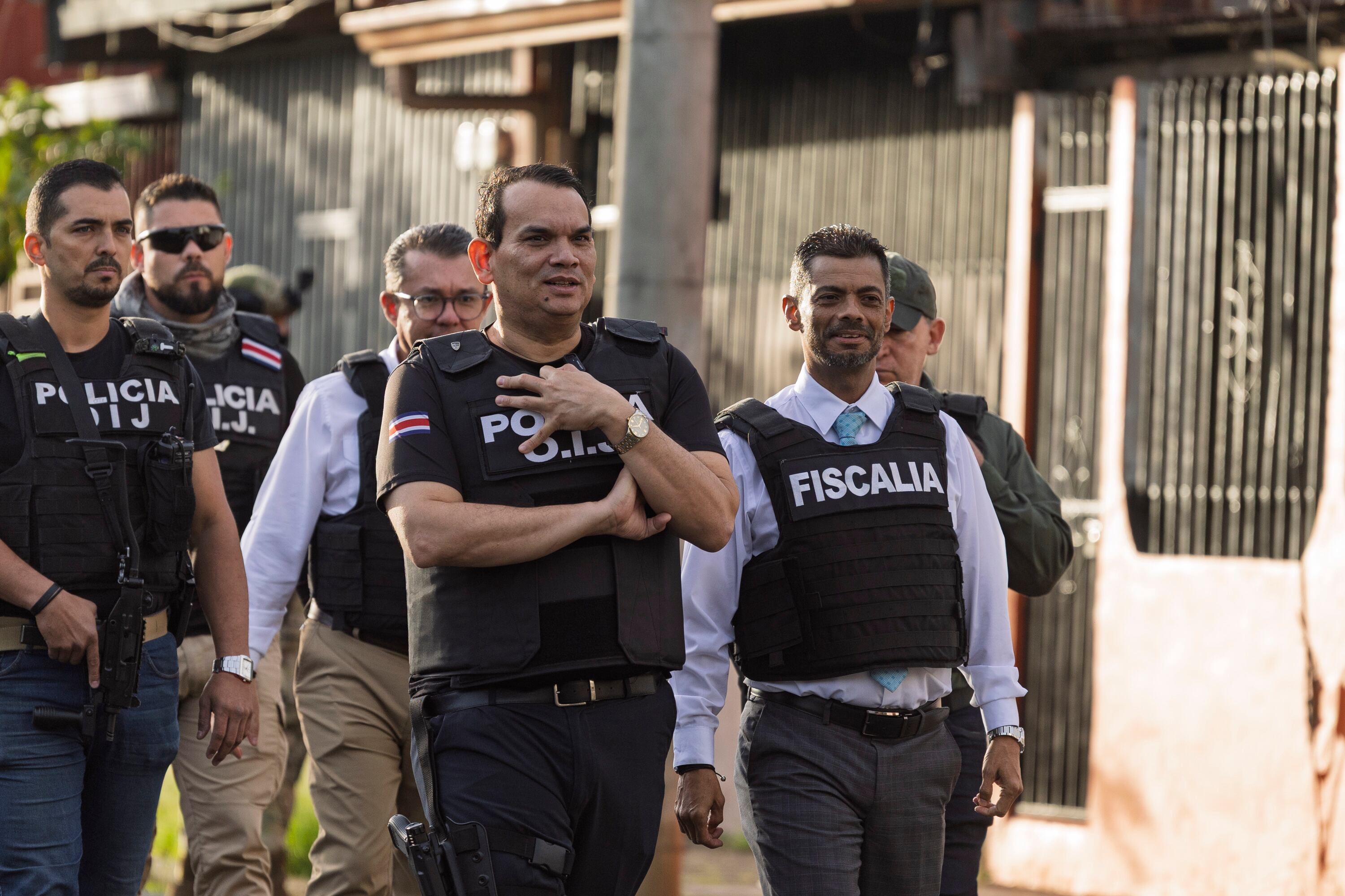 12/09/2025, San José, Tibas, León XIII, Allanamientos para capturar a los sospechosos de cometer el asesinato del militar nicaraguense Roberto Samcam, en el allanamiento estuvo el director del OIJ Randall Zúñifa y el fiscal general de la república Carlo Diaz.