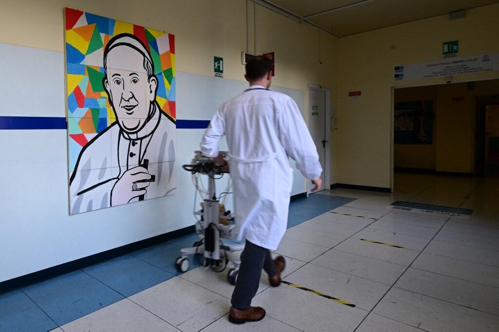 Una pintura del papa Francisco adorna uno de los pasillos del hospital en el que está hospitalizado