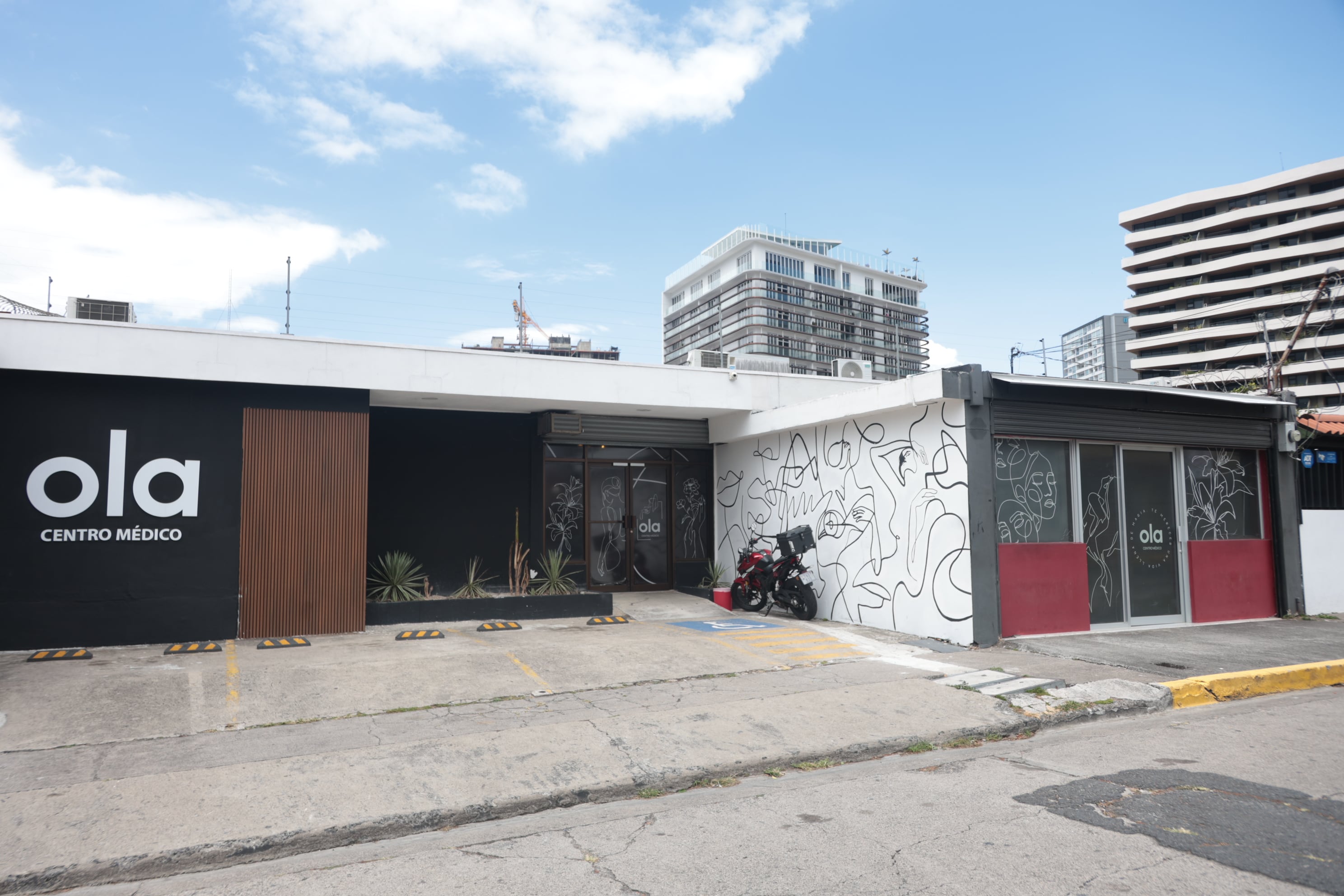 04/02/2026/ Fotos de la fachada del centro médico OLA el cual fue allanada en horas de la mañana / Foto John Durán