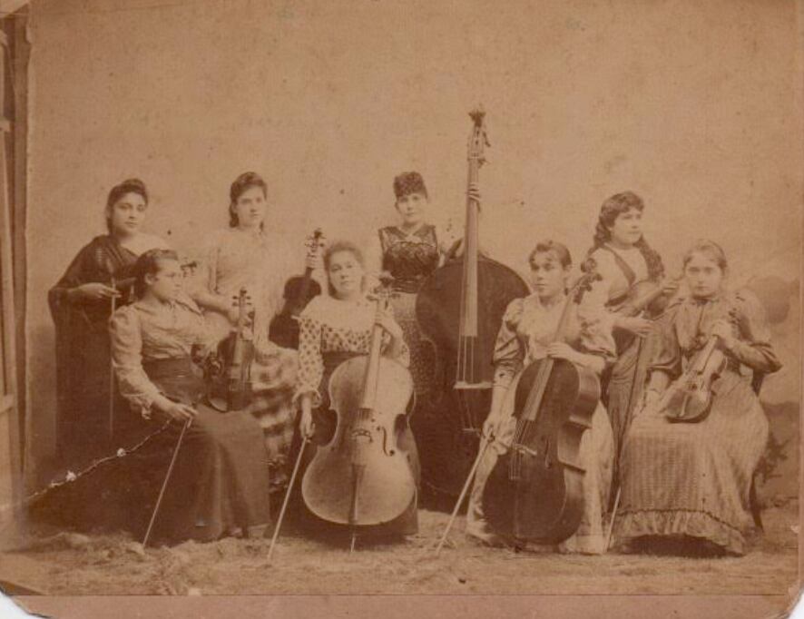 Orquesta de cuerdas de mujeres de la Escuela Nacional de Música. Aparecen Trinidad Montero, Caridad Quesada, Josefina Villavicencio, Ángela Quesada, Marta Quesada, Belén Qyesada, Enna Méndez y Alice Farrer. Cortesía de Ana Isabel Vargas, compositora e hija de Carlos Enrique Vargas.