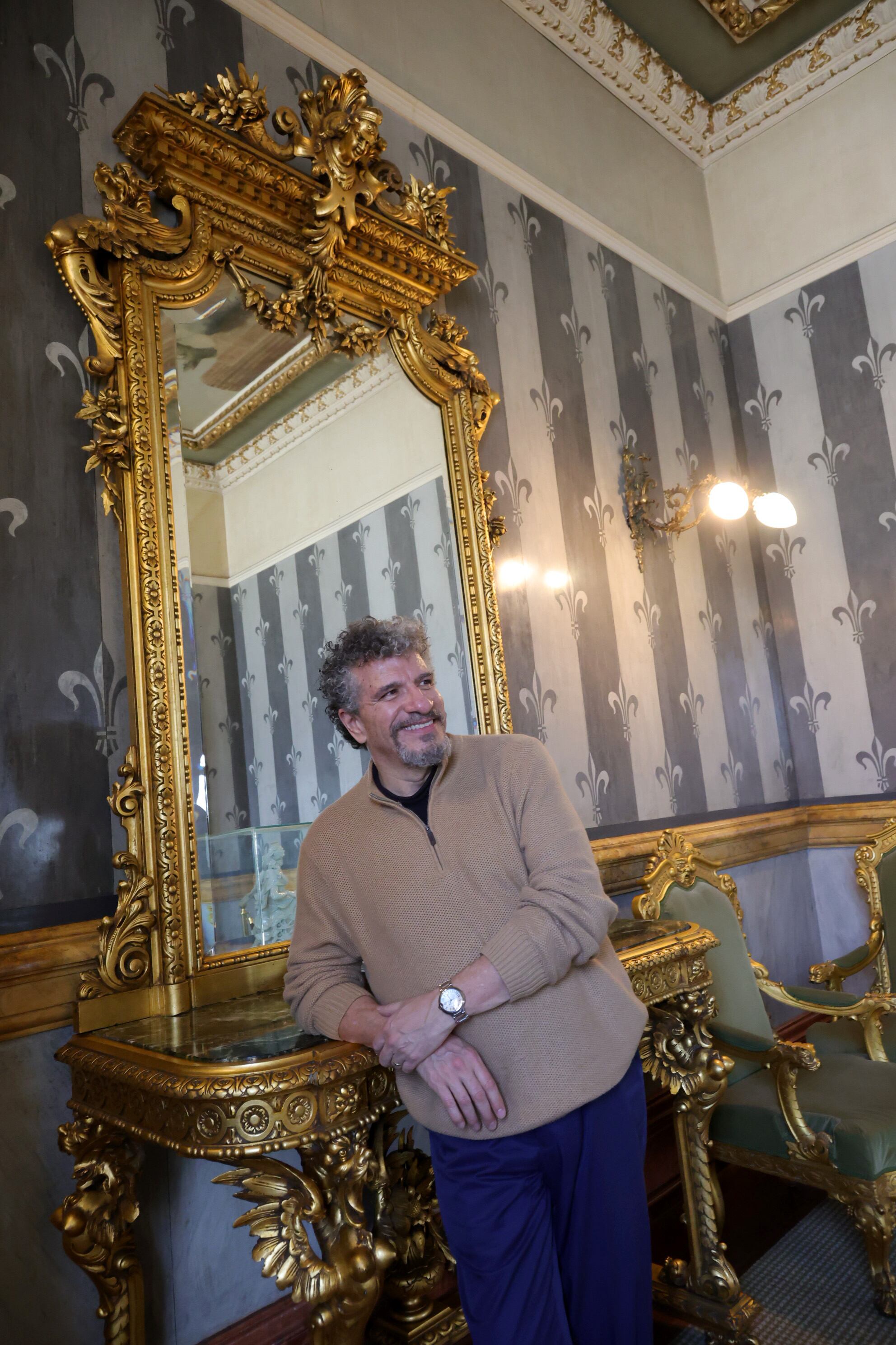 Retratos del director de orquesta Giancarlo Guerrero en el Teatro Nacional / foto John Durán