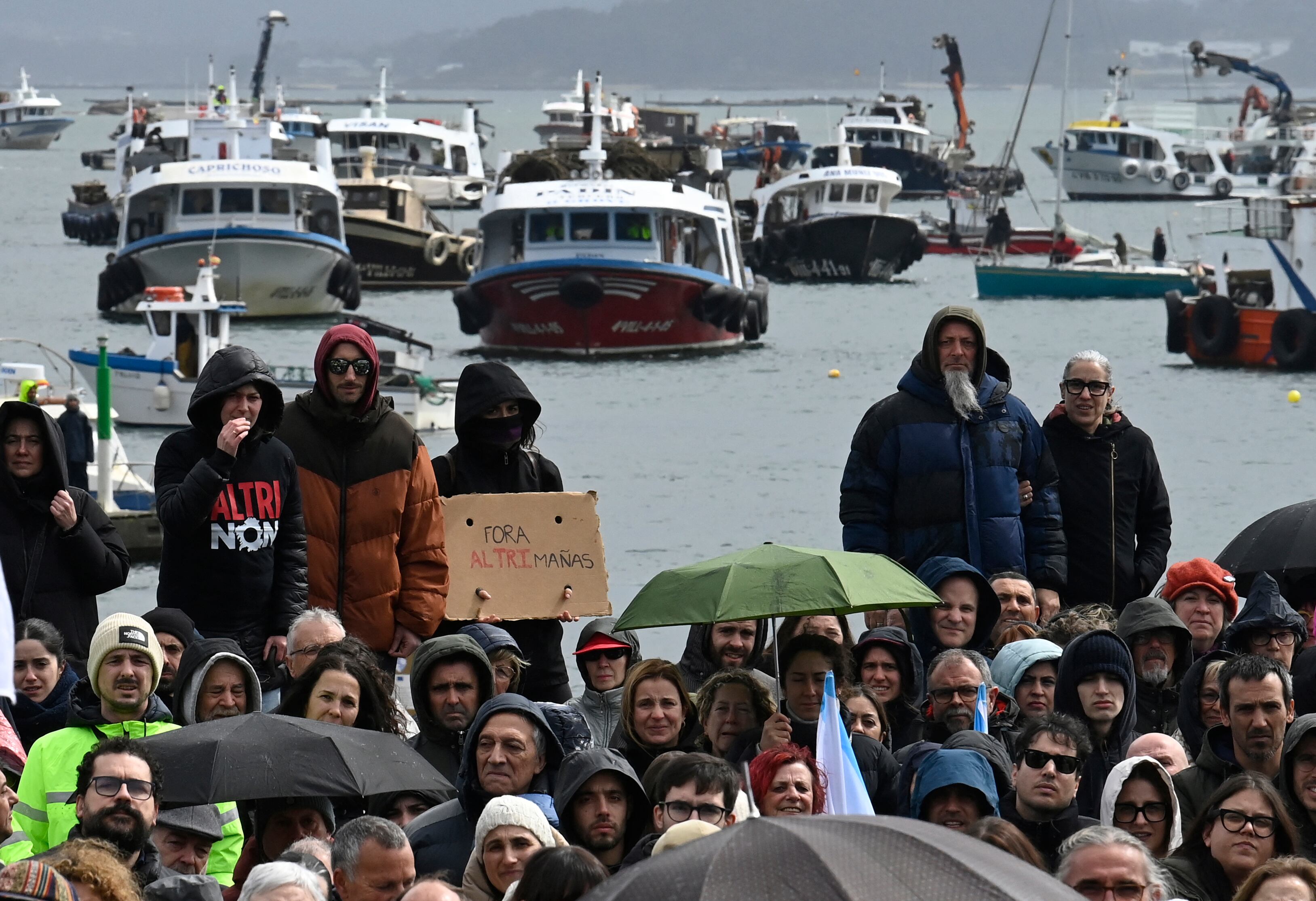 La gente participa en una manifestación contra el proyecto de una fábrica de pulpa de madera construida por la empresa portuguesa de pulpa y papel Altri, en Pobra do Caraminal, noroeste de España, el 22 de marzo de 2025.