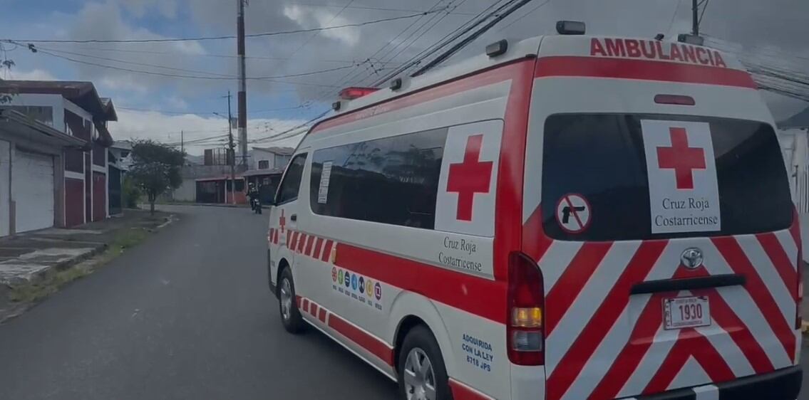 La muerte del hombre fue atendida por personal de Cruz Roja. Al sitio también acudieron agentes del OIJ para determinar los hechos que ocasionaron suceso. Fotografía: