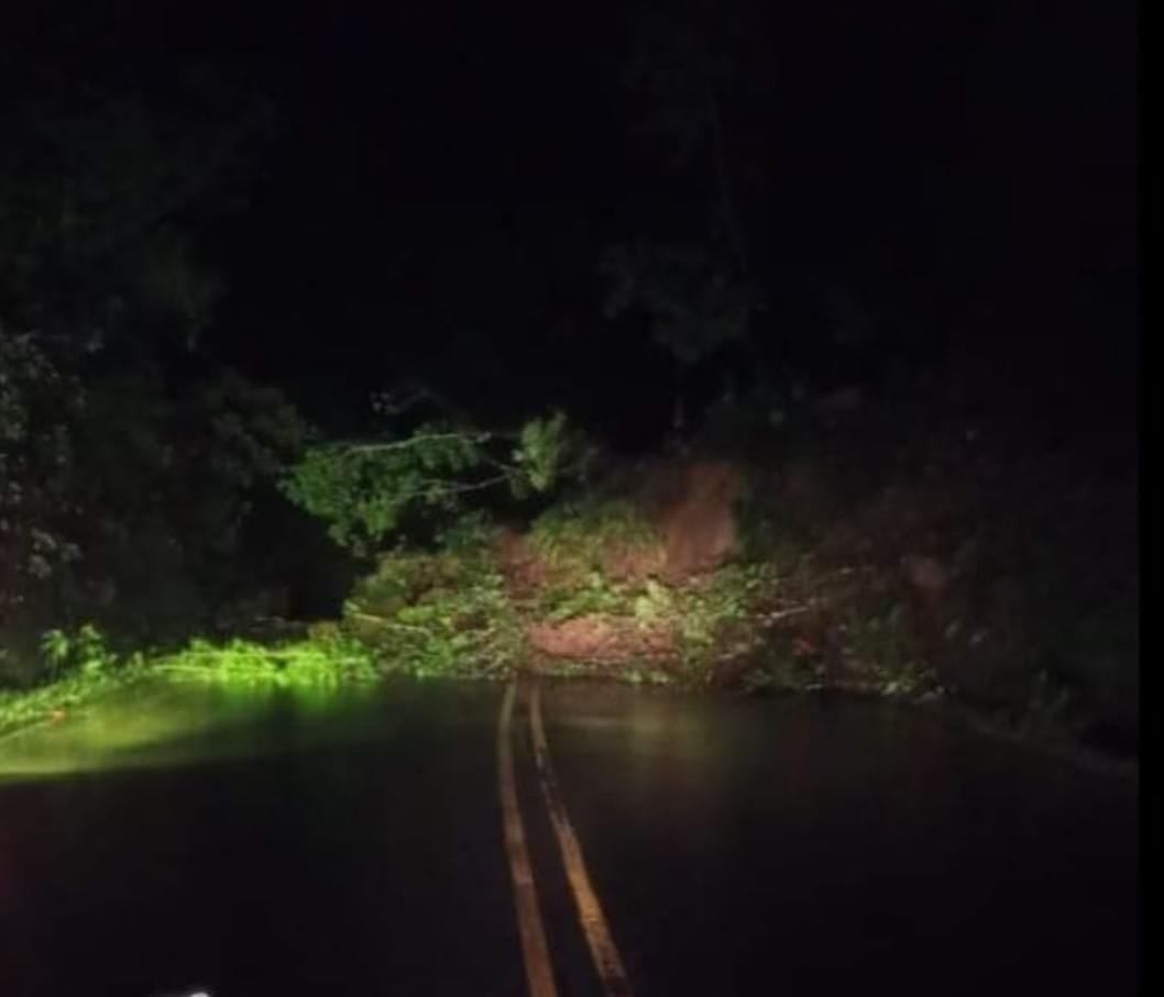 A primeras oras de este viernes, el MOPT informó que también está cerrada la carretera Costanera debido a un derrumbe en el sector de Tárcoles, debido a las fuertes lluvias. Foto: MOPT
