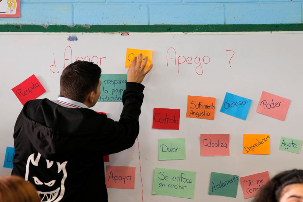 Profesor enseña la asignatura de Educación para la Sexualidad y la Afectividad en un colegio público costarricense.
