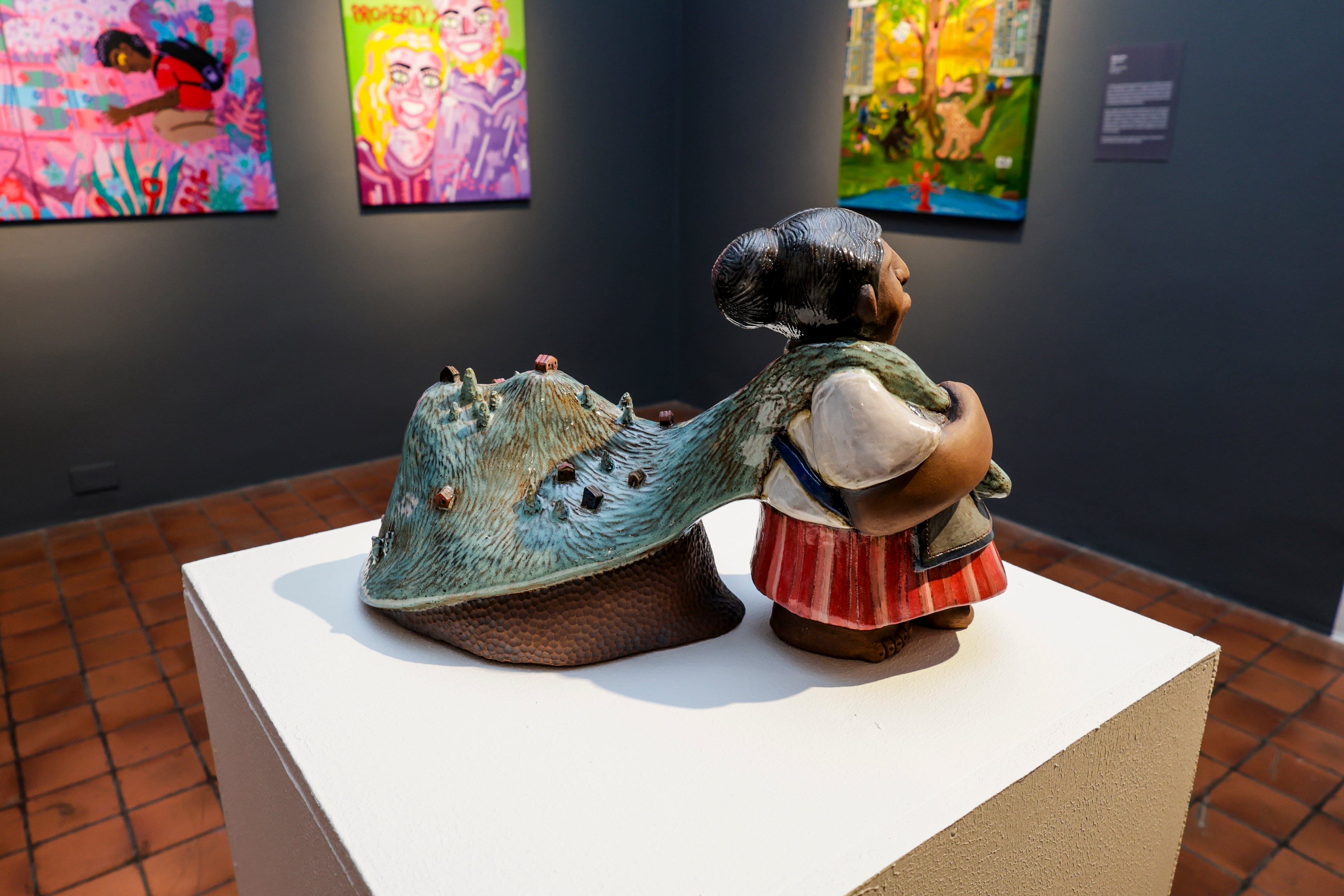 Obra en cerámica creada por Montemar sobre la problemática de la gentrificación.