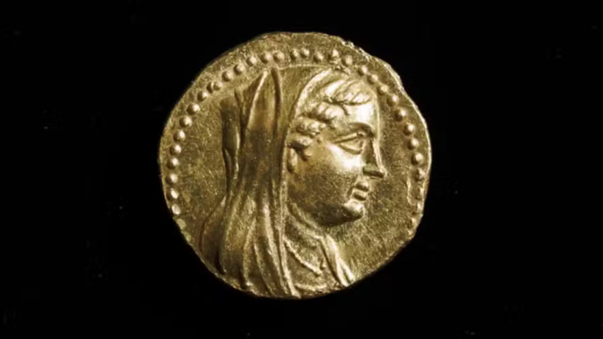 Descubrimiento de moneda de oro con la reina Berenice II aporta detalles inéditos sobre Jerusalén helenística.