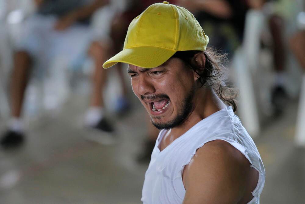 Gómez adaptó la obra y la convirtió en un monólogo en el 2009. Lo ha presentado en dos cárceles ticas y en otras de Chile, Nicaragua y Guatemala. Albert Marín