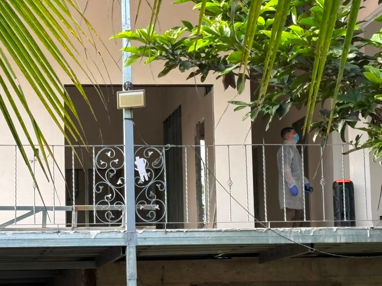 Una vivienda de dos pisos en remodelación, ubicada en una pequeña quinta y con piscina, era el principal punto de operaciones de la organización conocida como los Sicarios, dedicada a la venta de drogas y créditos gota a gota. El líder alias Sicarito y su mamá venían a este punto los fines de semana a recoger las ganancias producto de la ilícita actividad.