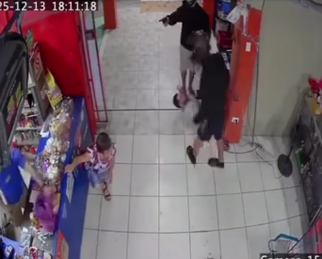 Dos delincuentes asaltaron un minisuper en 9 Millas de Matina, Limón y agredieron brutalmente a dos personas.