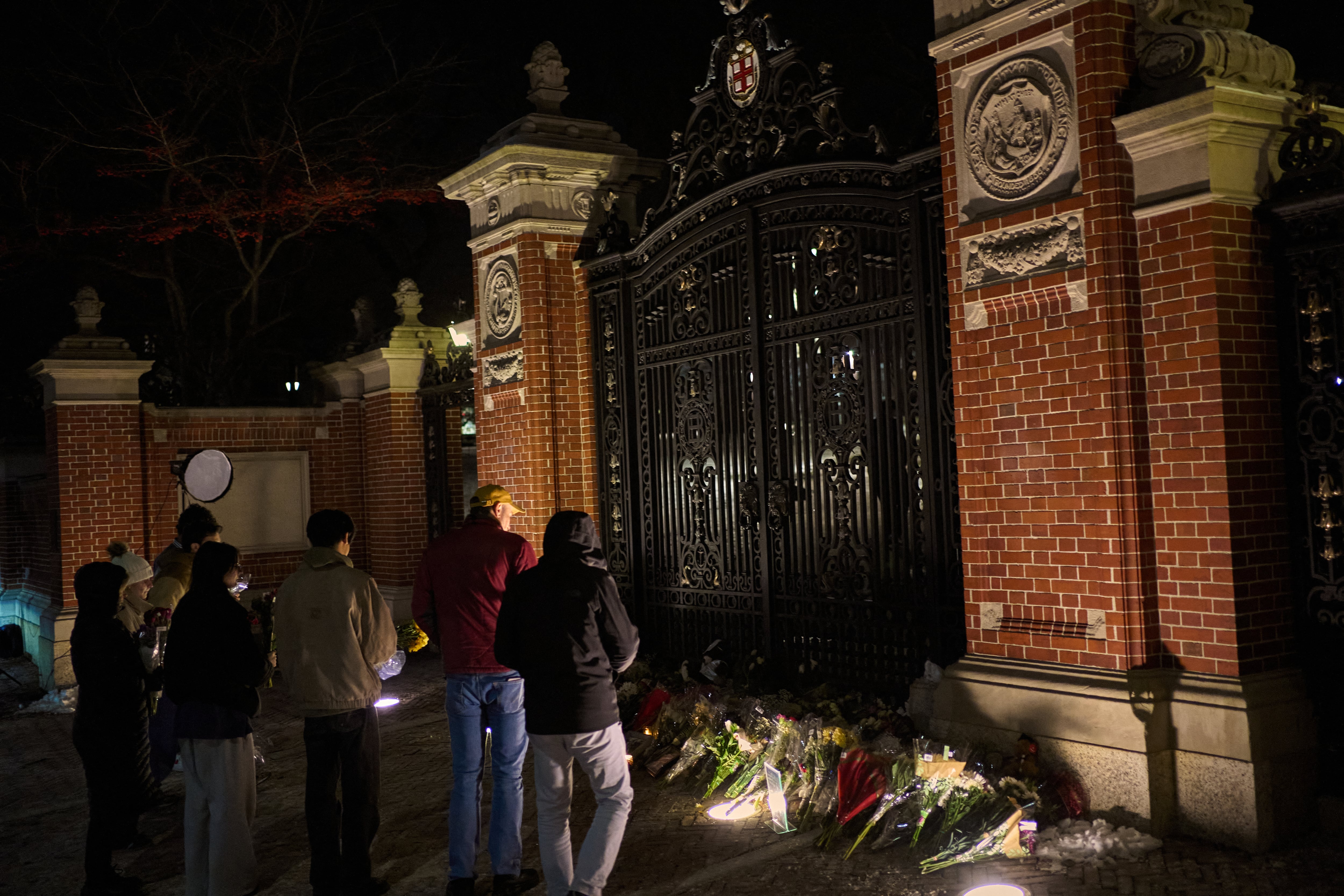 Estudiantes y miembros de la comunidad de la Universidad de Brown en un altar improvisado en memoria de las víctimas del tiroteo masivo ocurrido el 13 de diciembre en Van Winkle Gates, frente al campus universitario de Brown en Providence, Rhode Island, el pasado 15 de diciembre. Fotografía:
