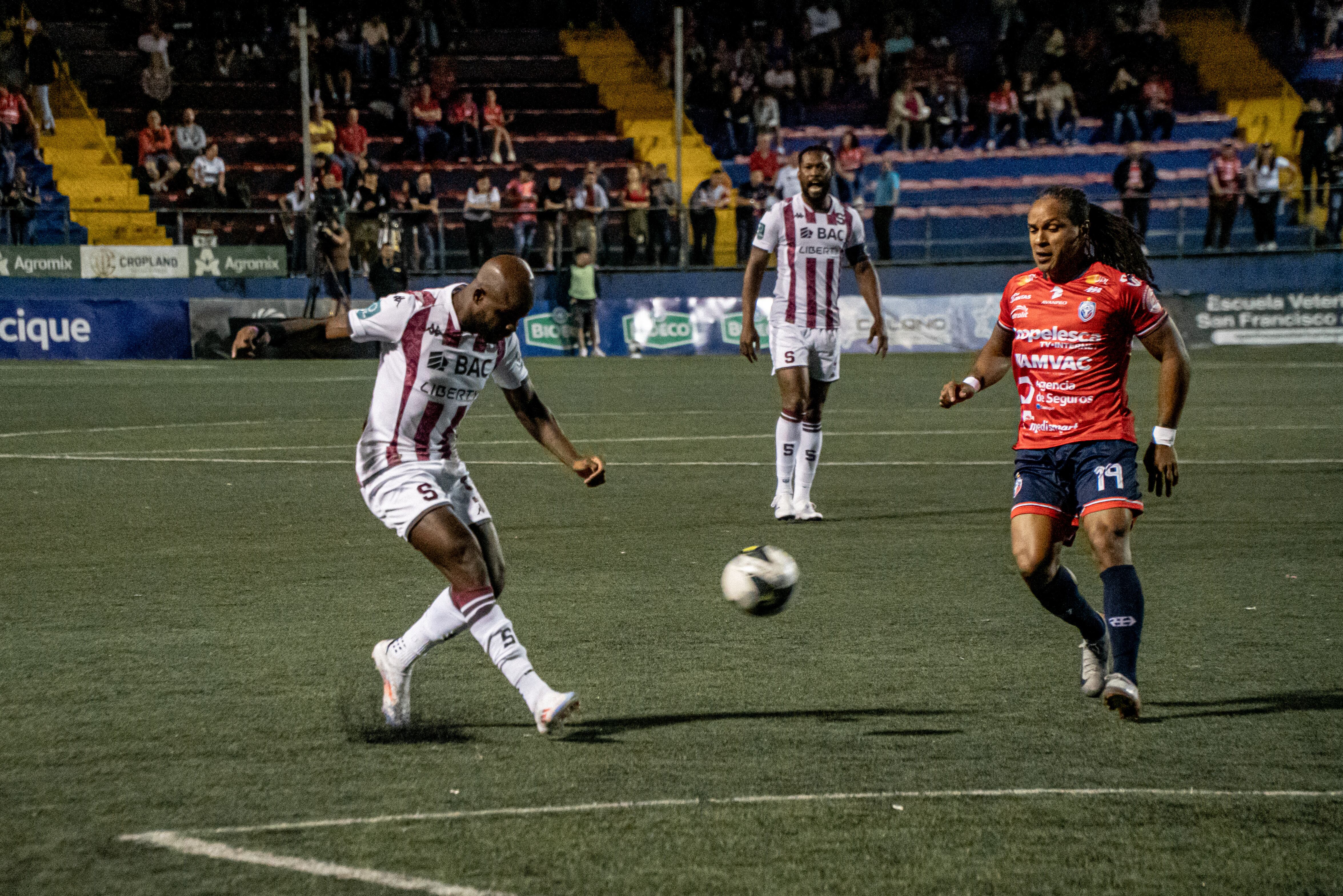 El atacante de Saprissa Javon East (izquierda) y el delantero de San Carlos, Jonathan McDonald no pesaron en el duelo en el Carlos Ugalde y ambos salieron de cambio.