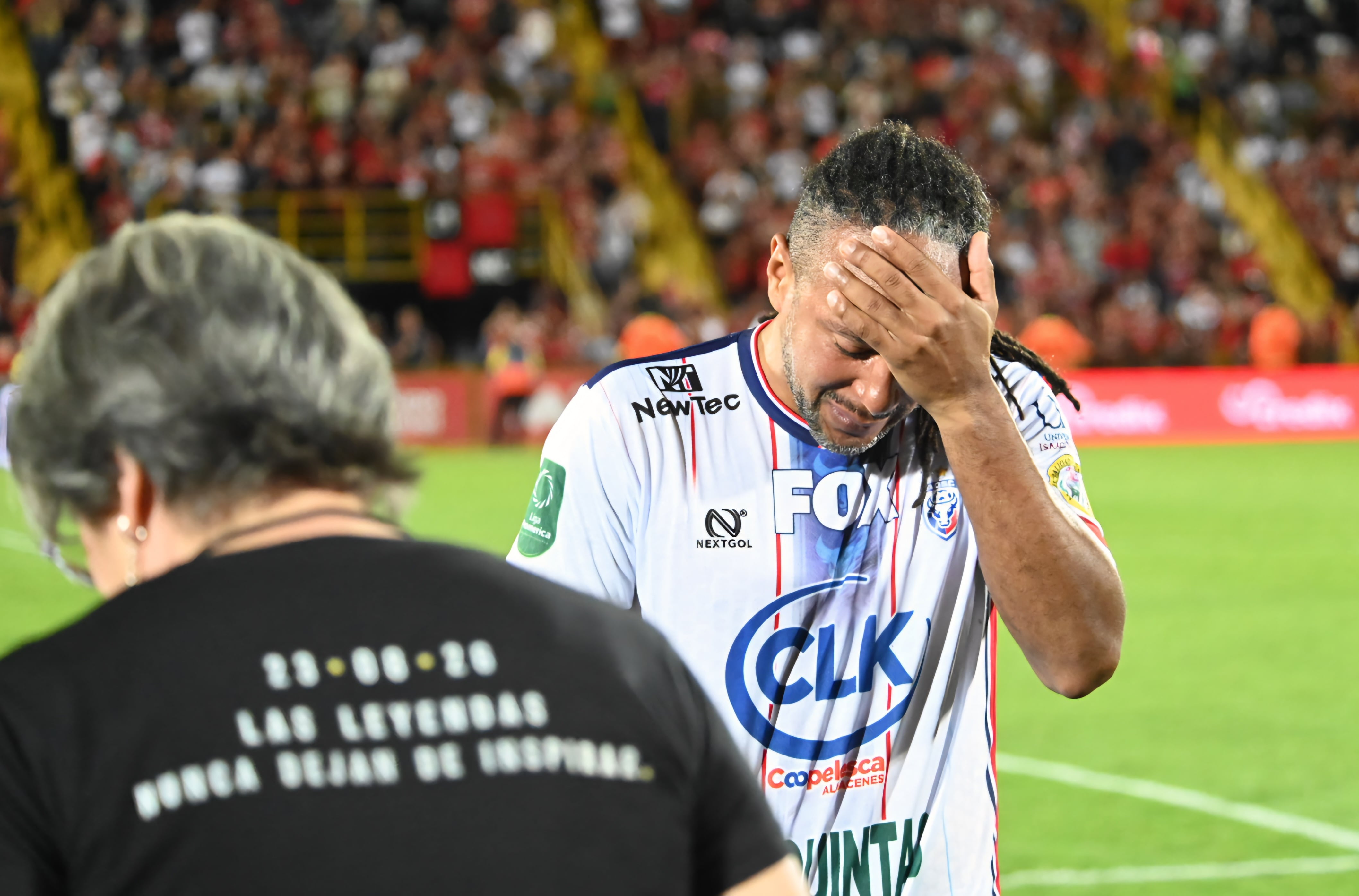 23 de agosto de 2026. Estadio Alejandro Morera Soto. 18:00 hrs. La Liga Deportiva Alajuelense juega contra la Asociación Deportiva San Carlos en partido correspondiente a la jornada 5 del Torneo de Apertura de la Liga Promérica. Otro dato relevante del juego es el retiro oficial del delantero Jonathan McDonald del fútbol. En la foto: Ismael Rescalvo técnico de la liga y Walter Centeno de San Carlos. Retiro del jugador Jonathan Mcdonald. Jugadas relevantes del partido. Foto: Albert Marin