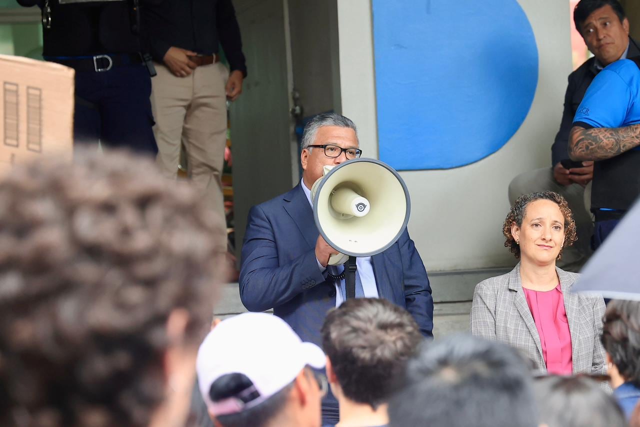 Estudiantes de la UCR protestan en la Rectoría por falta de apoyo del rector Carlos Araya, en las negociaciones del FEES.