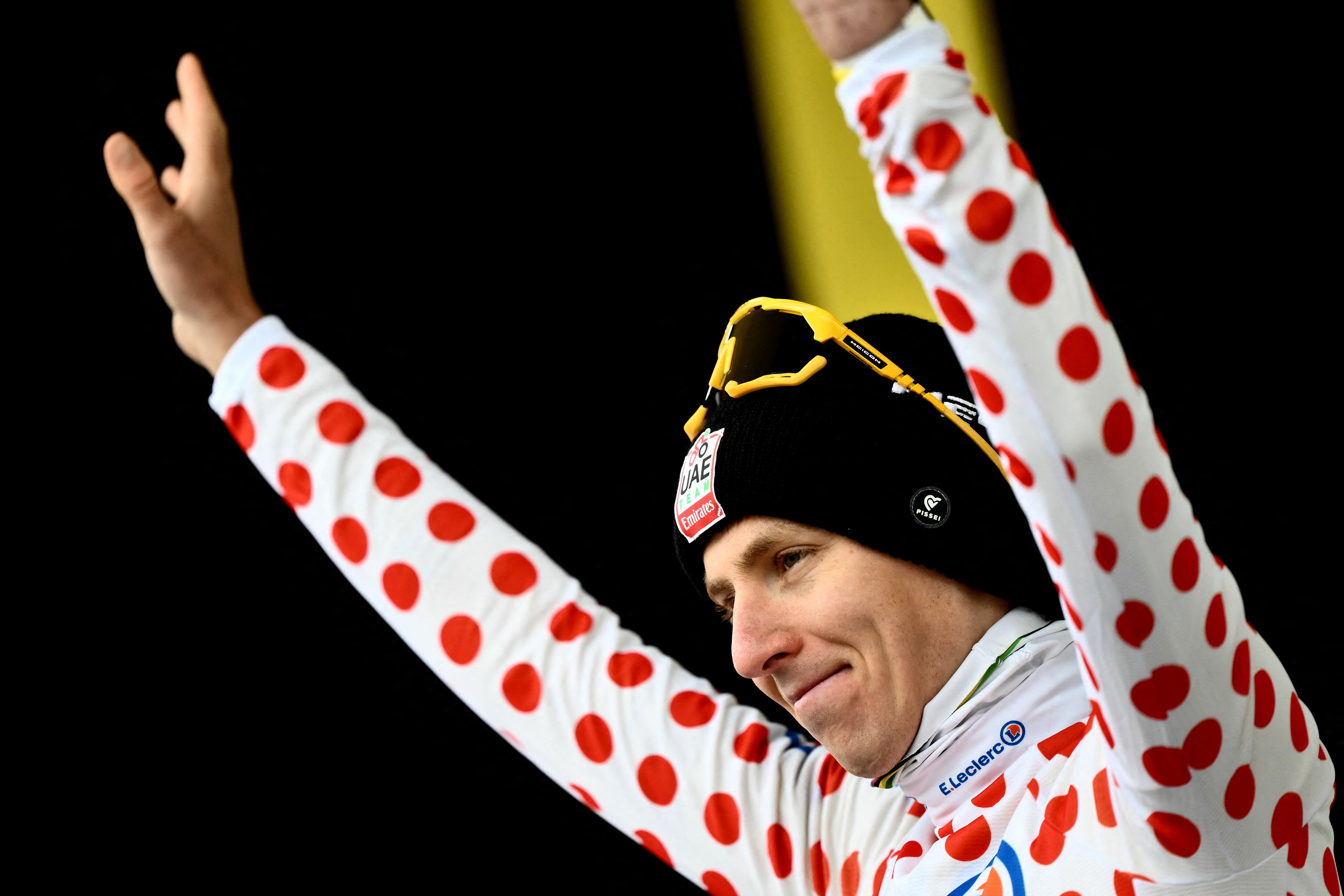 Además de vestir de amarillo como líder, Tadej Pogacar también es el rey de la montaña en el Tour de Francia, y por eso recibió la tradicional camisa de puntos rojos.