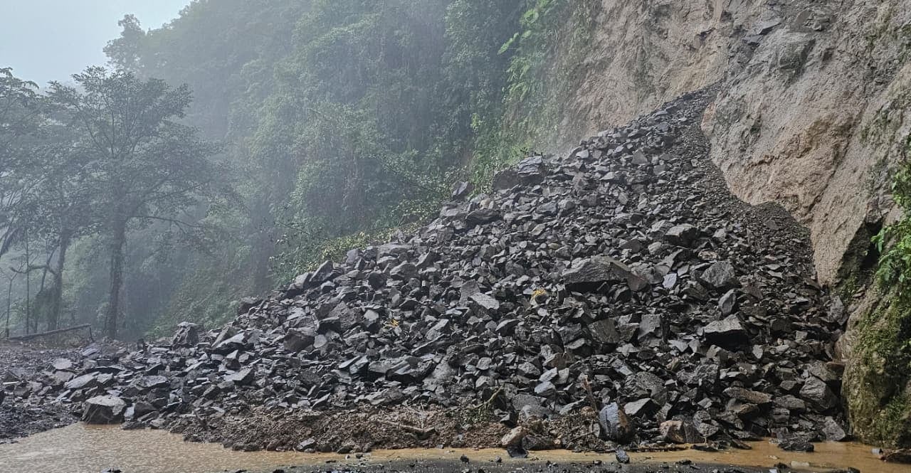 A las 4:30 p. m. de este miércoles el MOPT concretó la voladura de una enorme piedra que ponía en riesgo a los usuarios de la ruta 32, que conduce a Limón y que obligó al cierre de la vía desde el lunes 3 de noviembre.