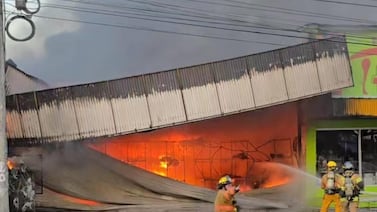 Fuego en local comercial fronterizo moviliza a Bomberos de Costa Rica y Panamá