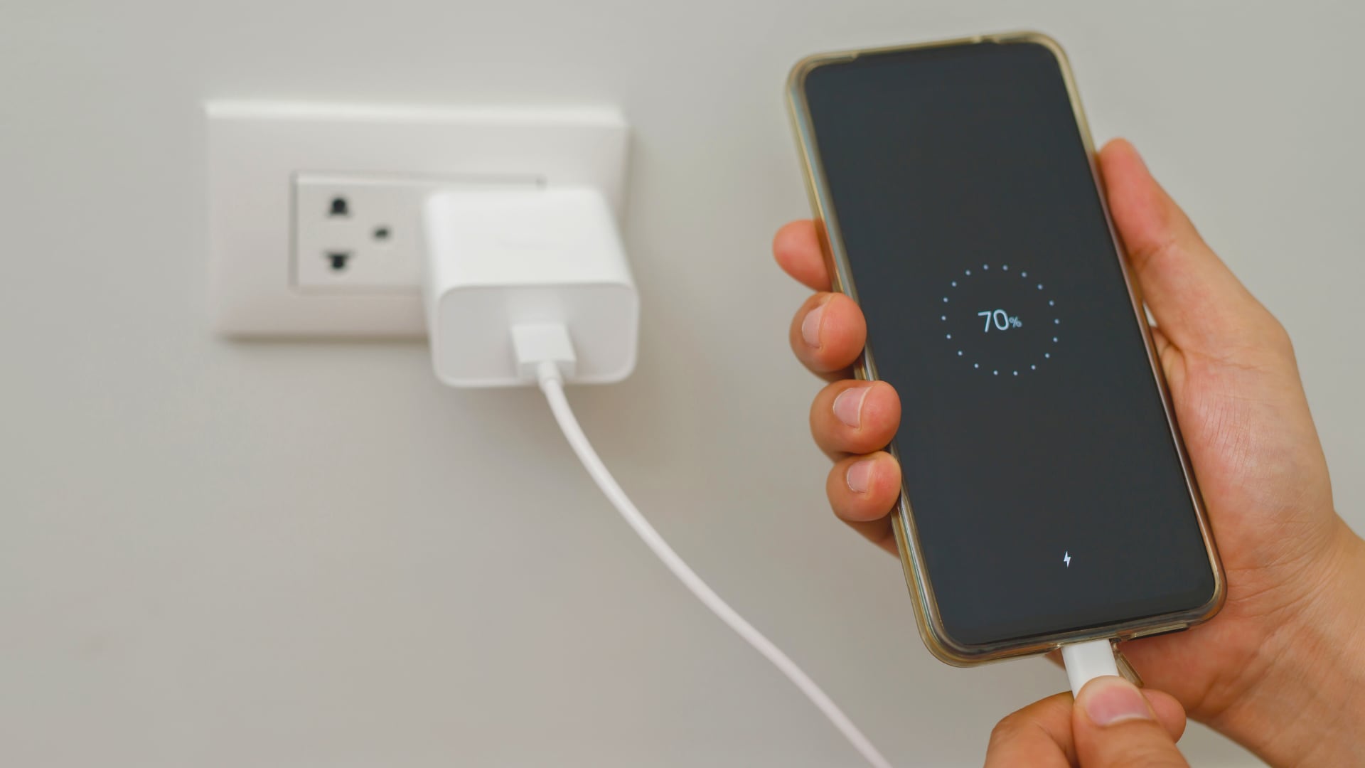 El orden al cargar su celular influye en la batería: conectar mal puede causar sobretensión y reducir su vida útil.