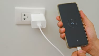 ¿Se conecta primero el celular o el cargador? Esta es la forma correcta de hacerlo