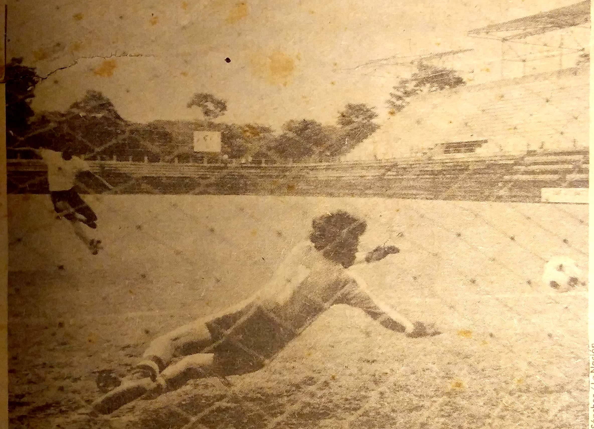 Este es el momento en el que Rodolfo Mills anotó el polémico penal a puerta cerrada, el 20 de octubre de 1979 en el Morera Soto. Fotografía: Centro de Documentación de La Nación