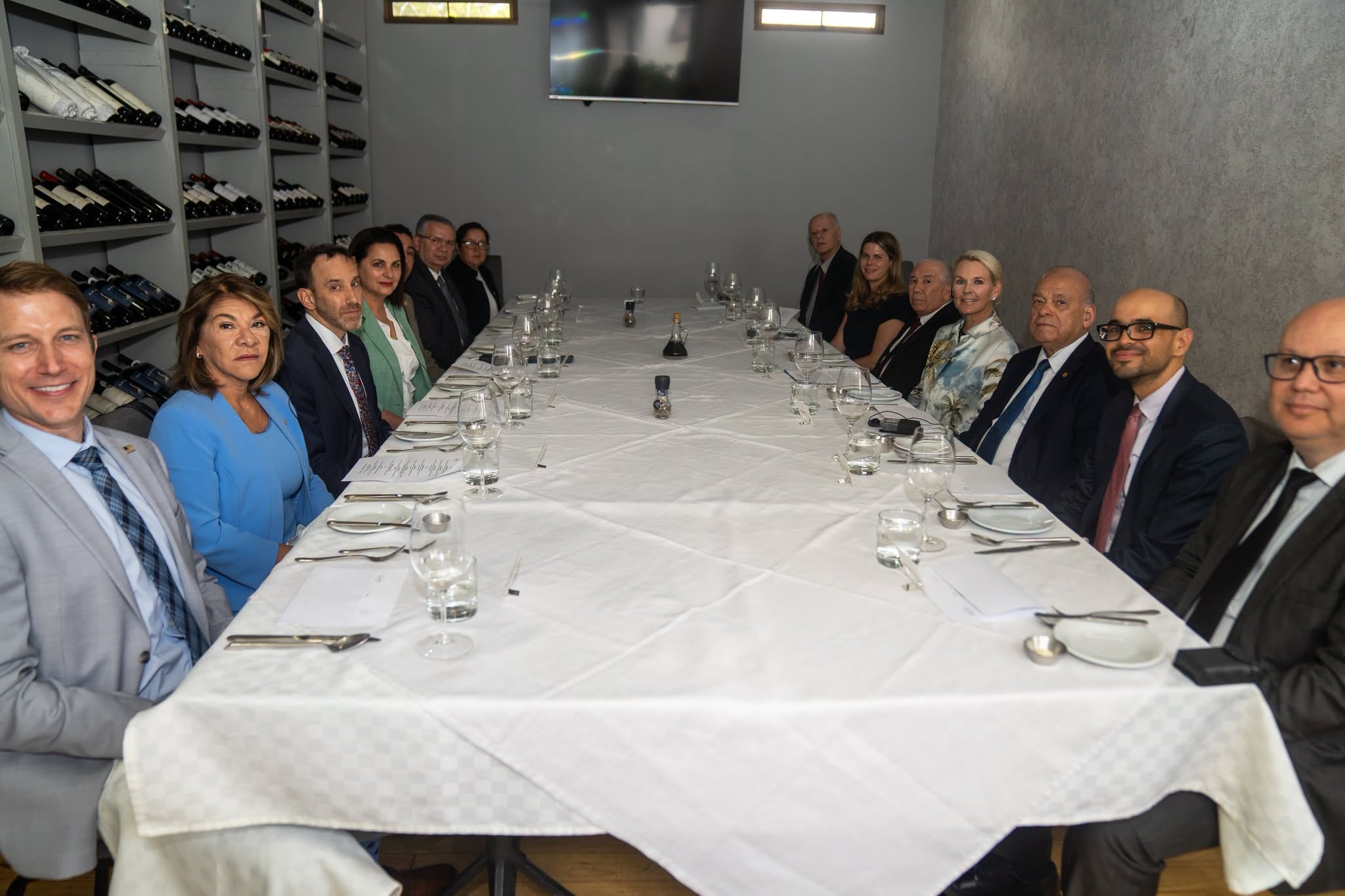 Diplomática estadounidense mantuvo encuentro con magistrados, Fiscala Subrogante y Director Interino del OIJ sobre seguridad.