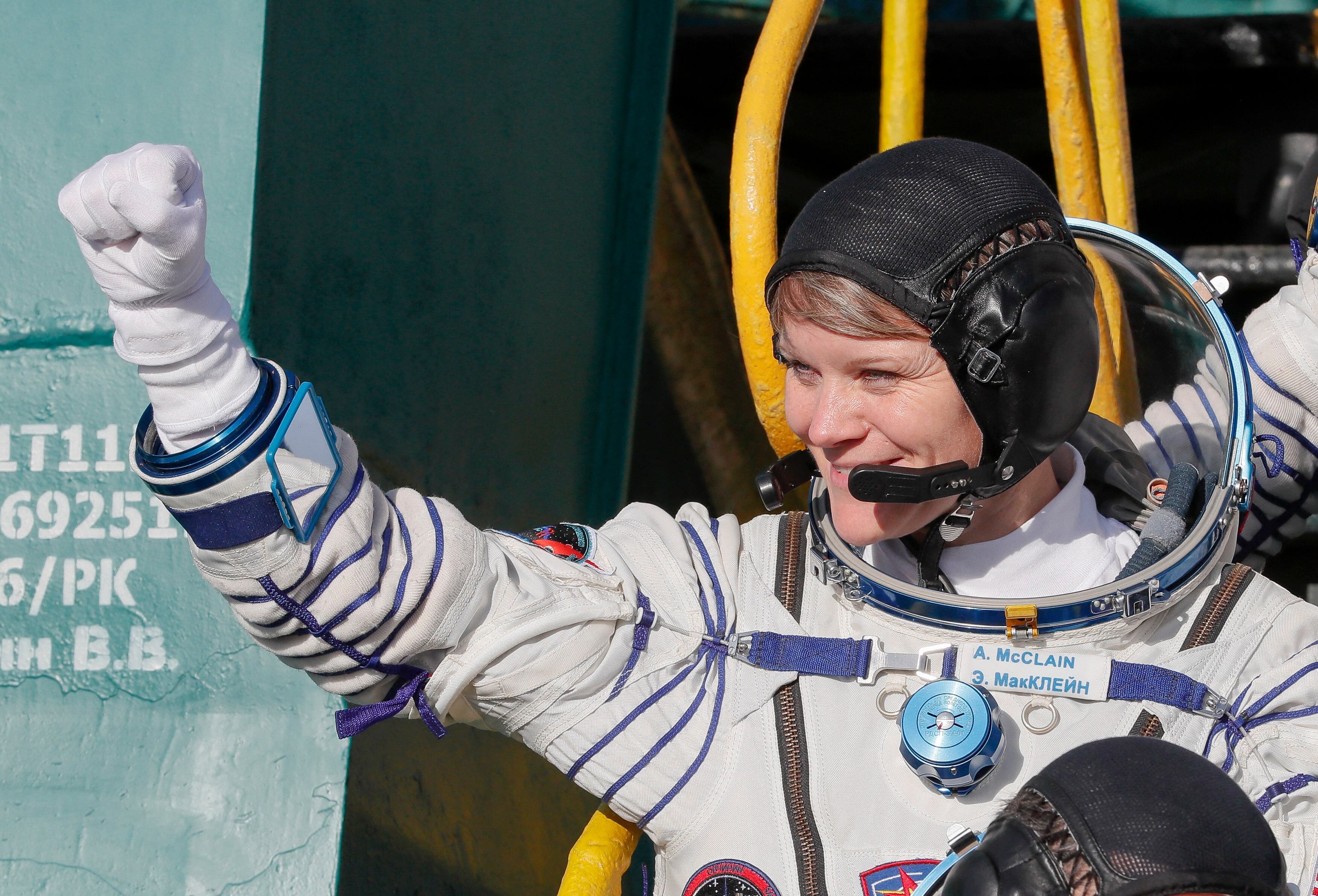 La astronauta de la NASA Anne McClain, miembro de la expedición 58/59 de la Estación Espacial Internacional (ISS), hace un gesto mientras aborda la nave Soyuz MS-11 poco antes del lanzamiento en el cosmódromo de Baikonur, alquilado por Rusia, en Kazajistán, el 3 de diciembre de 2018. (Foto de Shamil Zhumatov / POOL / AFP)