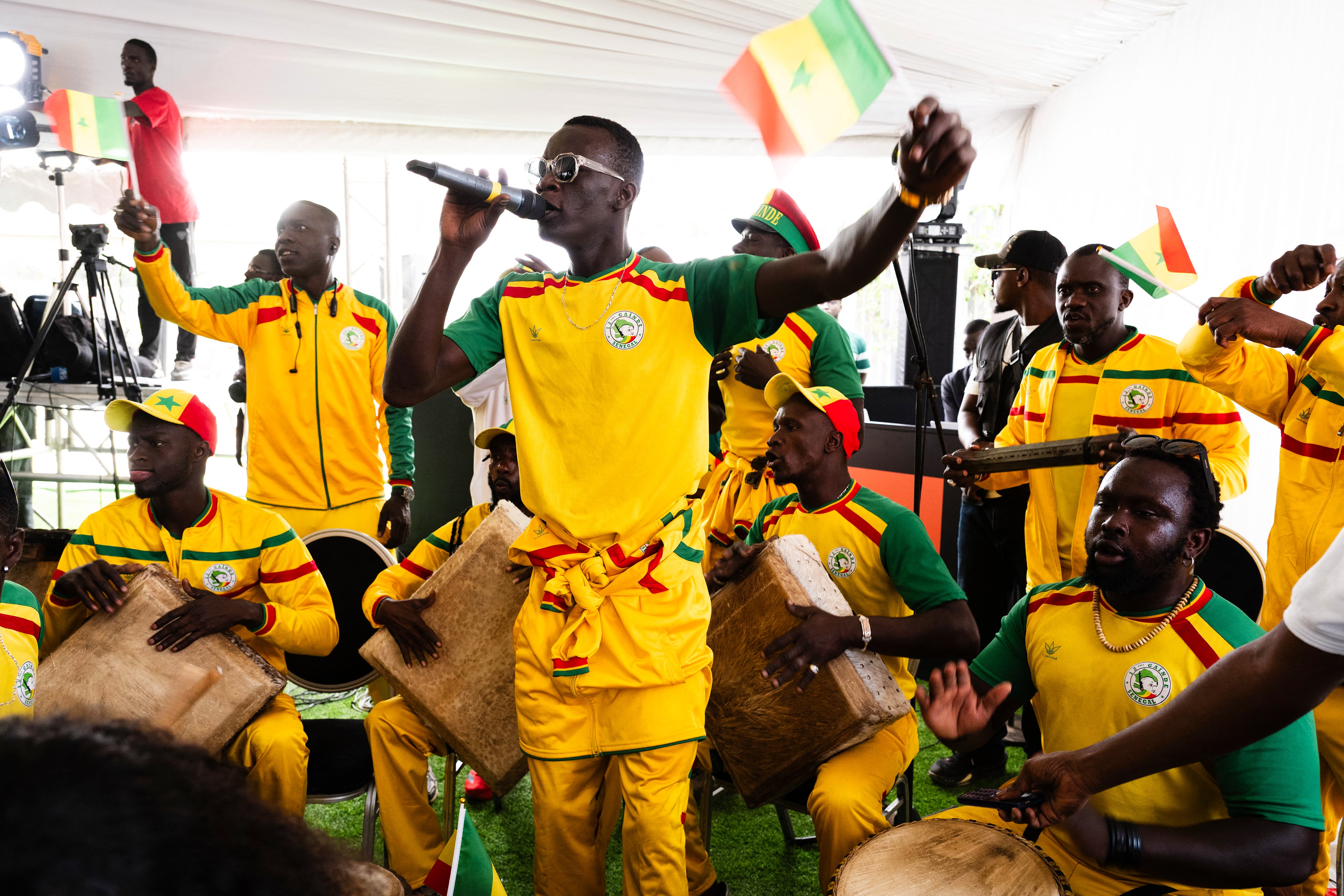 Aficionados de Senegal celebran en la capital Dakar durante el anuncio de los convocados al Mundial 2026.