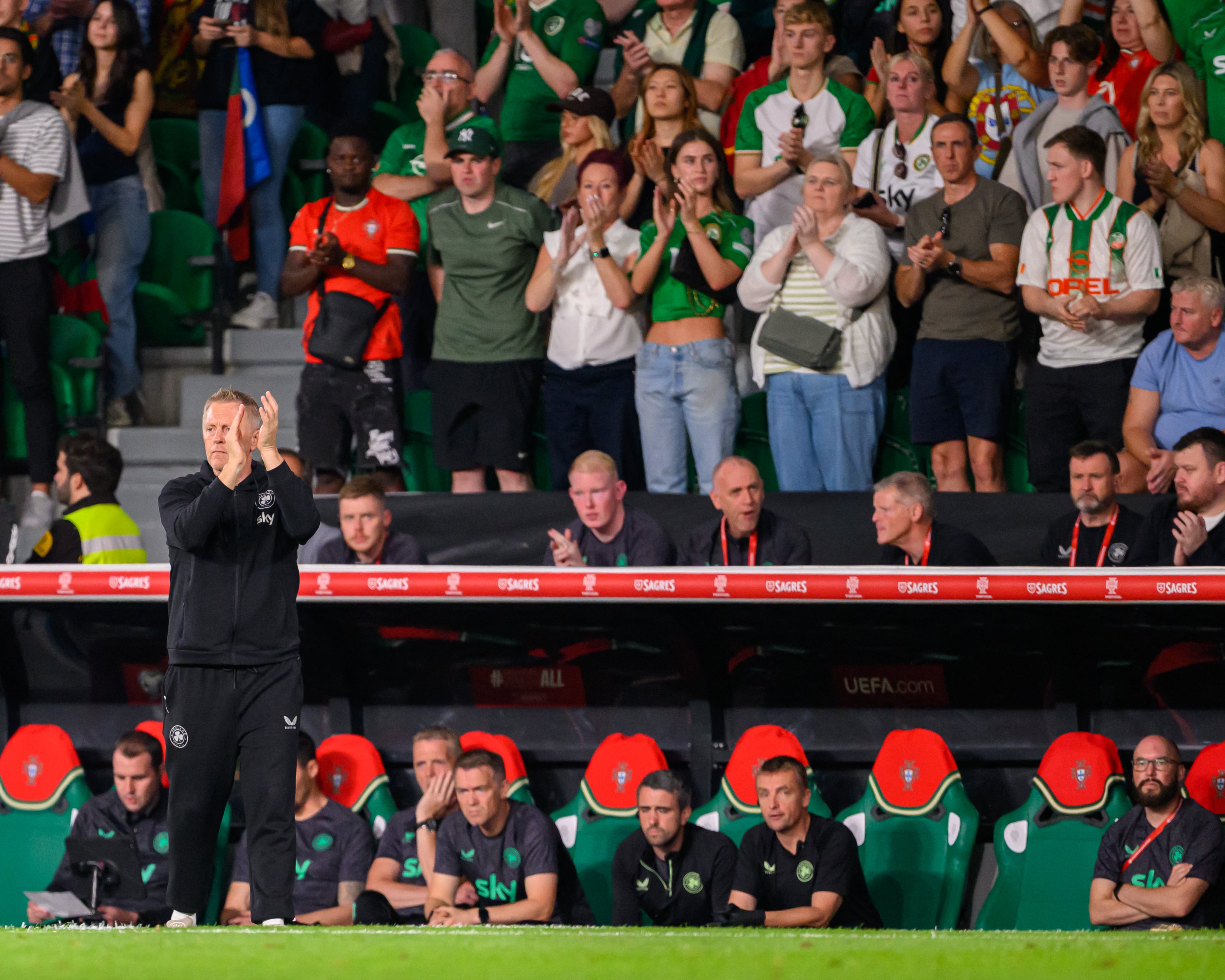 Heimir Hallgrimsson, entrenador de Irlanda, también se vio envuelto en polémica por sus comentarios sobre el partido ante Israel. Aquí, dirige un encuentro de los irlandeses el año pasado.