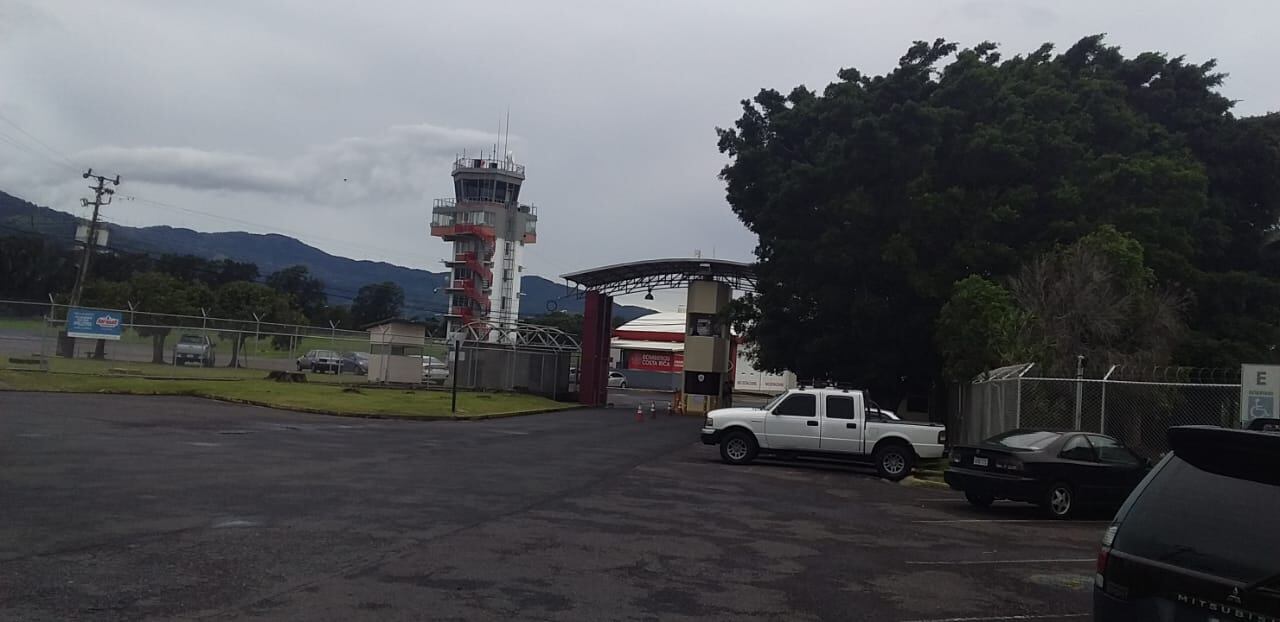 La coordinación entre la torre de control del Tobías Bolaños y el piloto fue determinante para que el aterrizaje fuera lo menos violento posible. Foto: Hugo Solano/Archivo